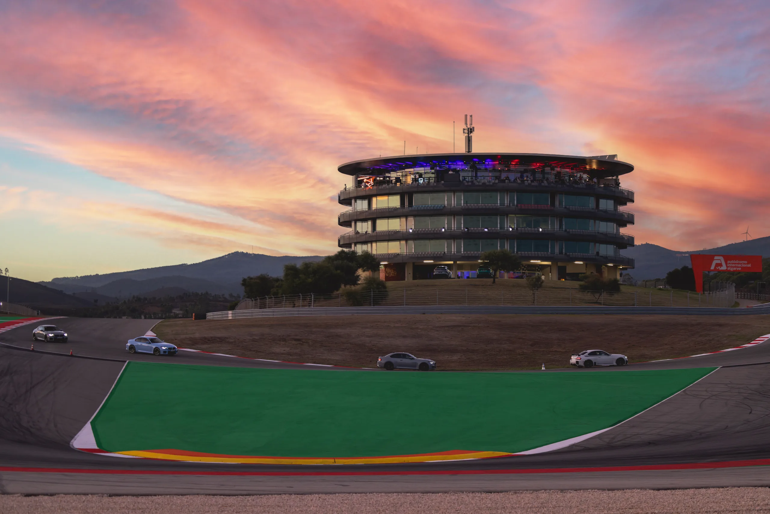 Der Algarve International Circuit in der Abenddämmerung während der BMW M Experience Conference