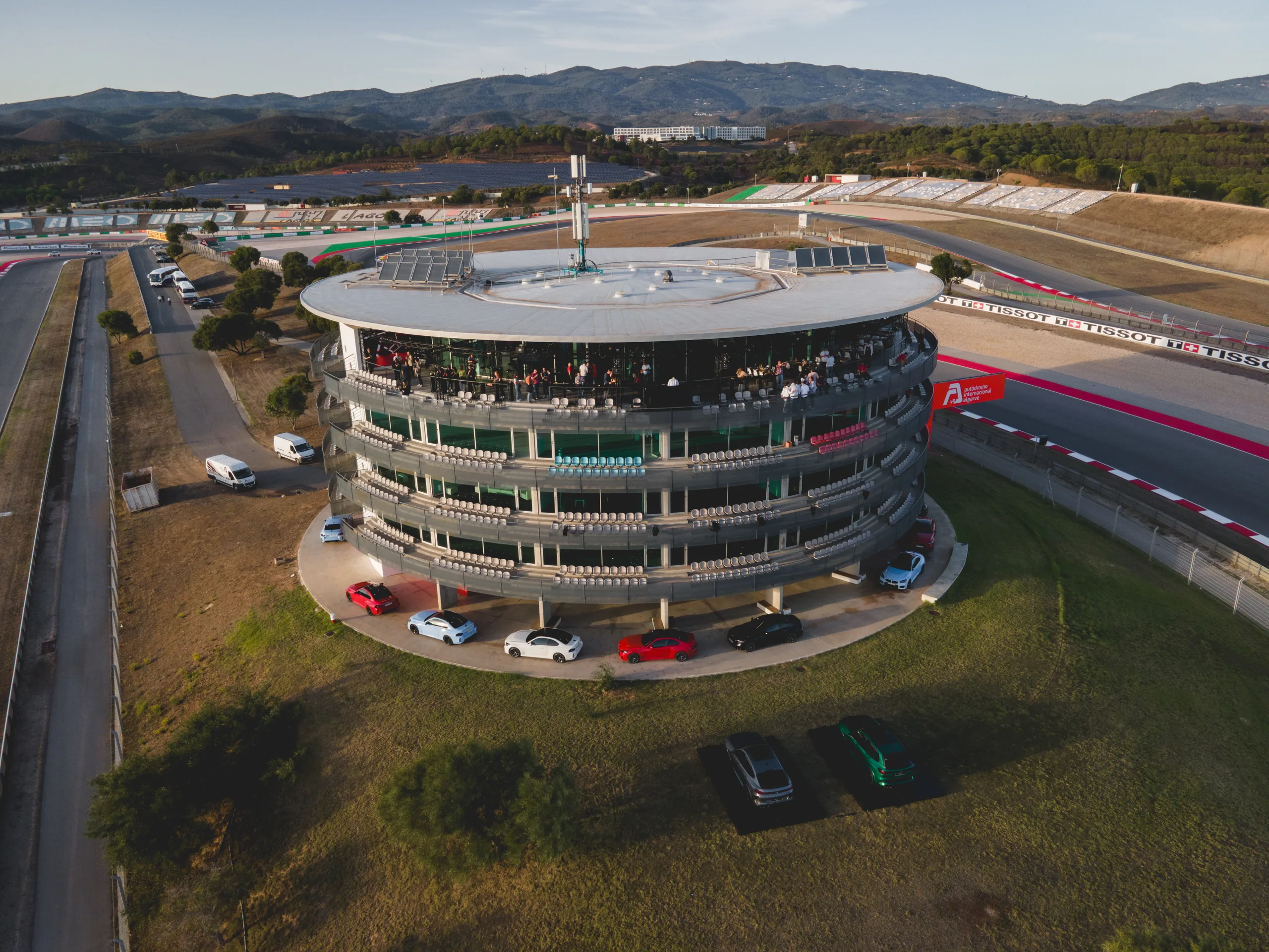 Luftbild des Algarve International Circuit mit dem Boxengebäude während der BMW M Experience Conference