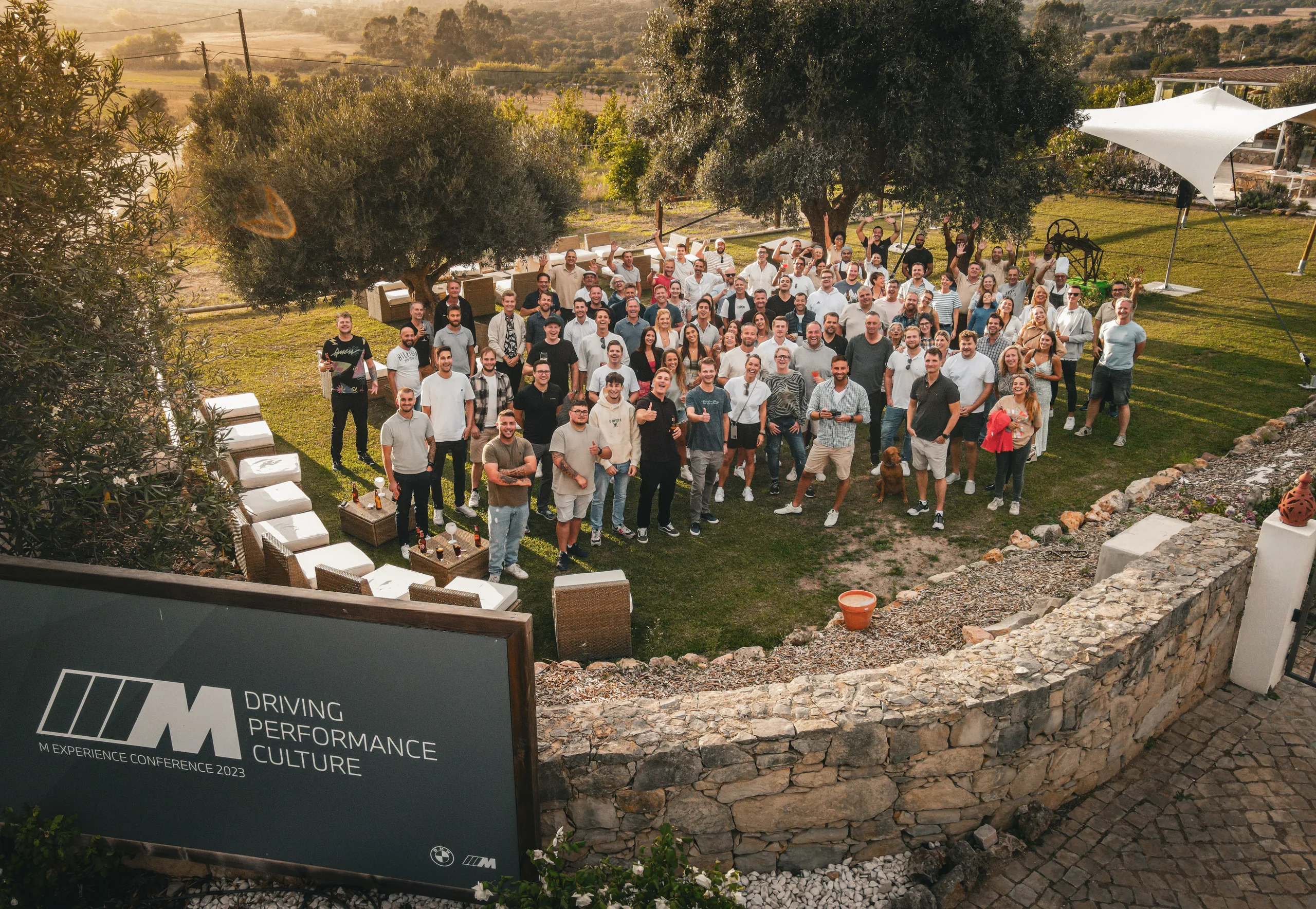 Gruppenfoto der Teilnehmenden der BMW M Experience Conference in Portugal