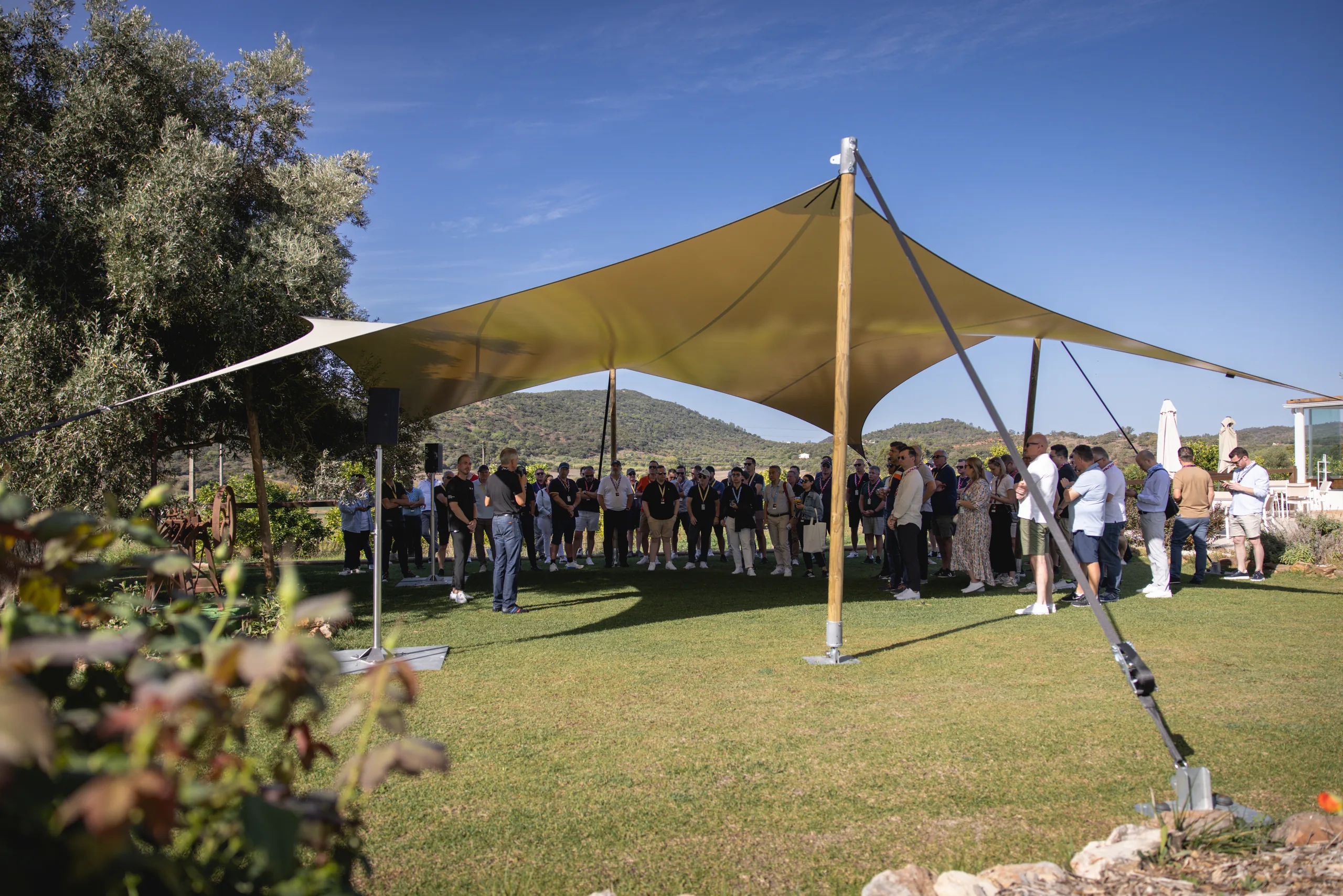 Gäste der BMW M Experience Conference unter dem Sonnensegel auf der Quinta do Freixo