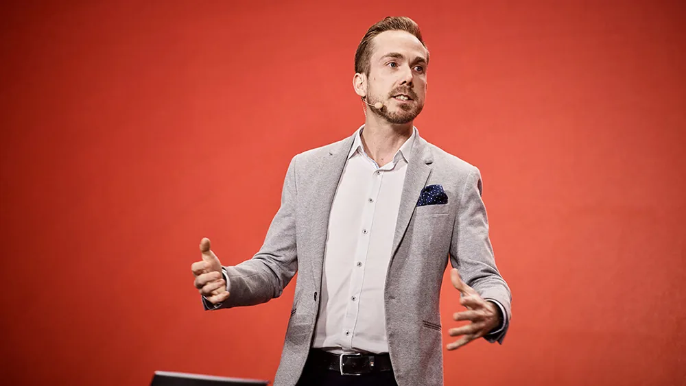 Event host Felix Uhlig on stage