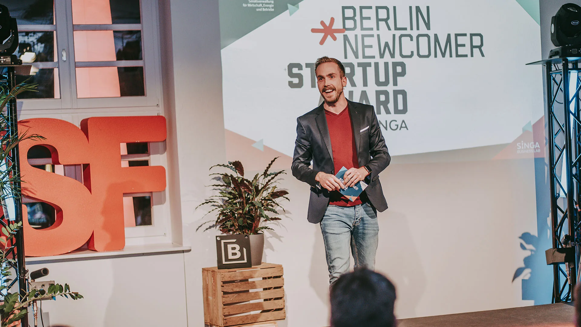 Event host Felix Uhlig hosting the Berlin Newcomer Startup Award