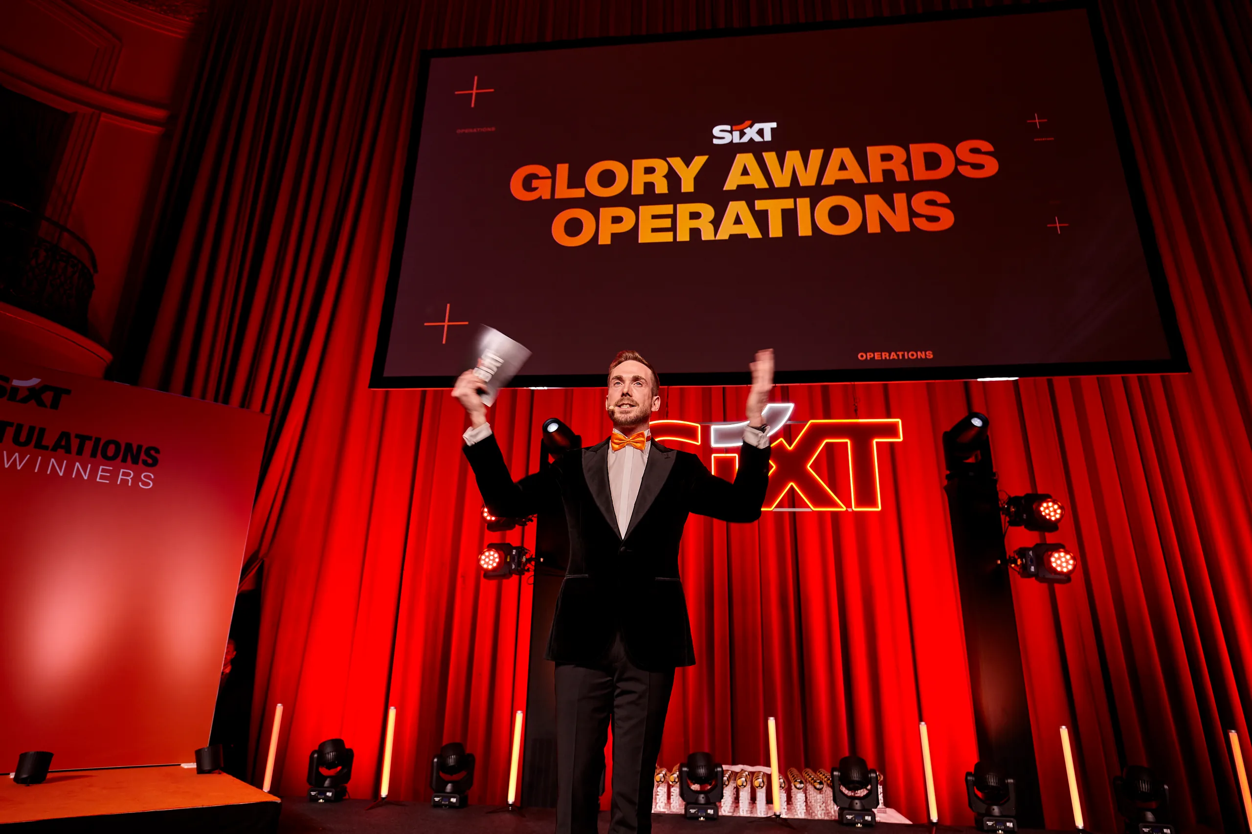 Moderator Felix Uhlig bei der Verleihung der SIXT Glory Awards auf der SIXT World Conference 2024 in Wien