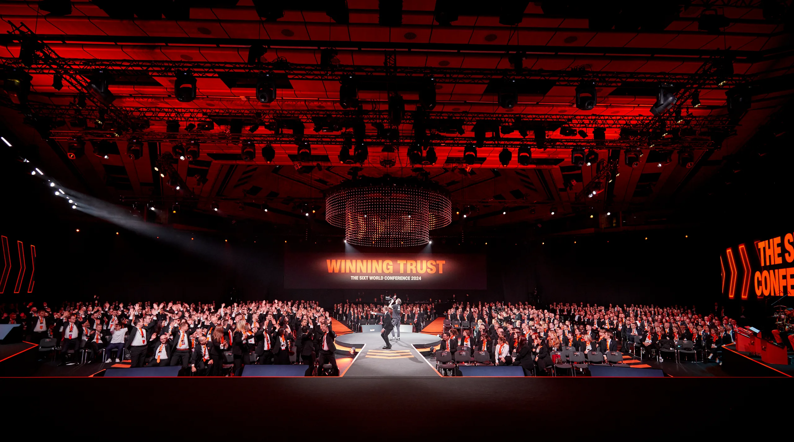 Totale des vollen Saals der SIXT World Conference 2024 in Wien