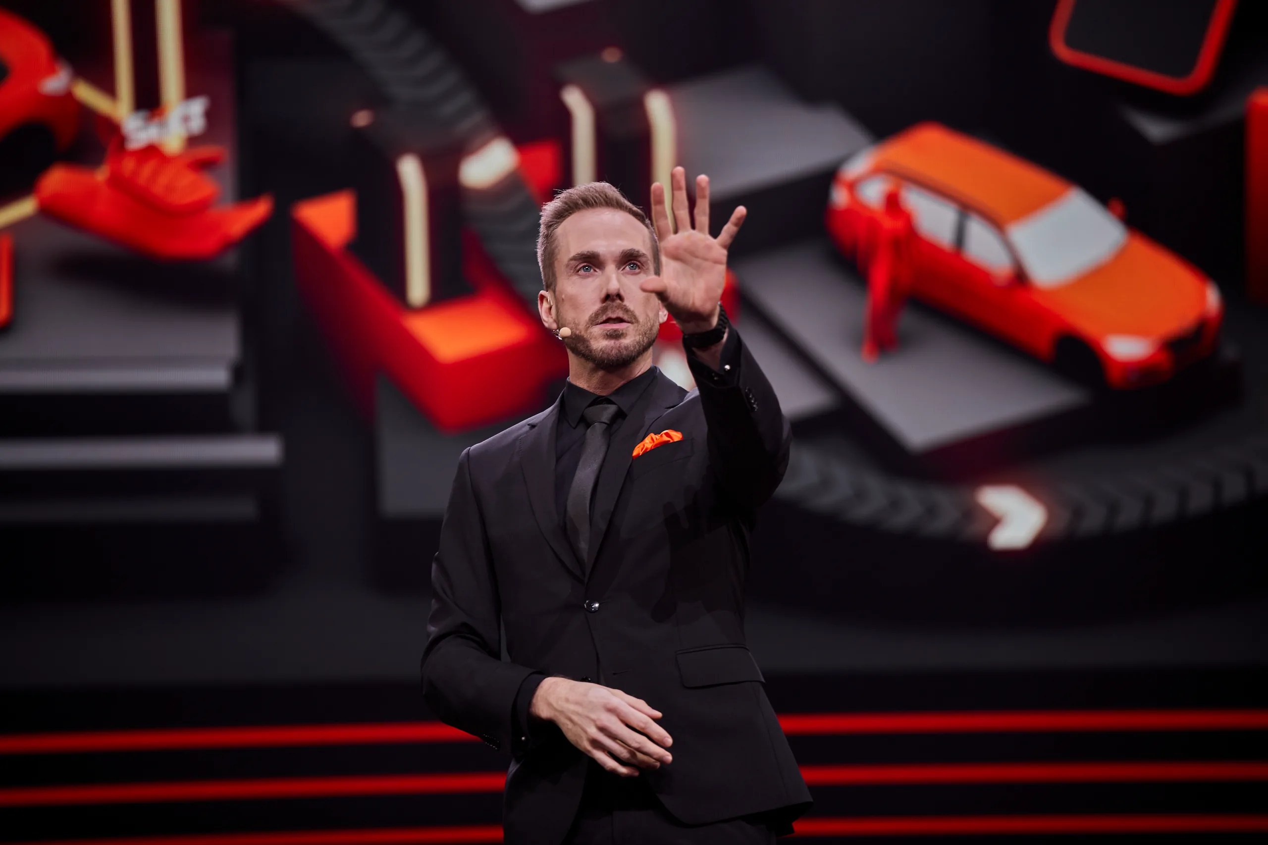 Felix Uhlig winkt ins Publikum der SIXT World Conference 2024 in Wien