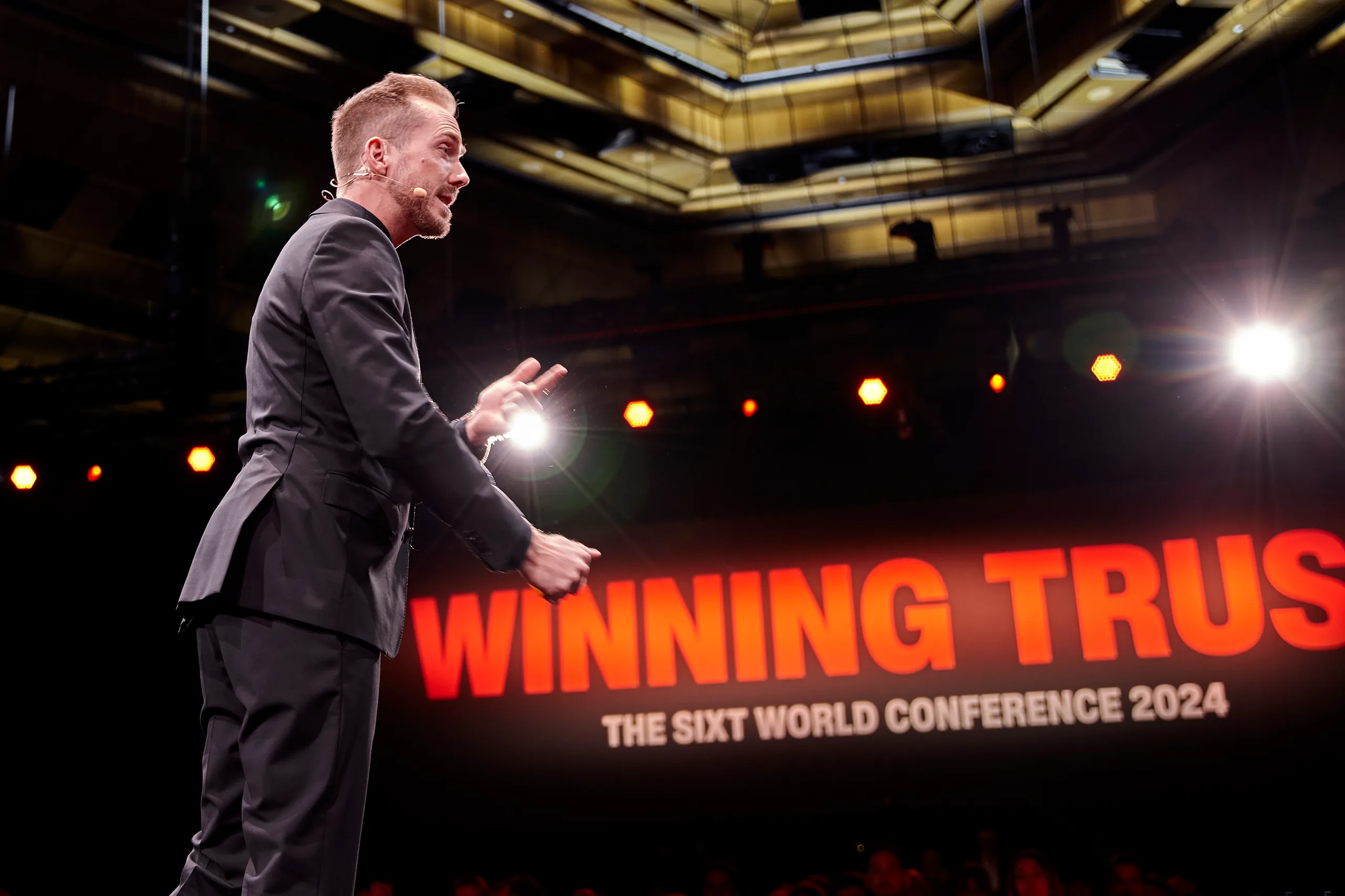 Felix Uhlig vor dem Motto Winning Trust der SIXT World Conference 2024 in Wien