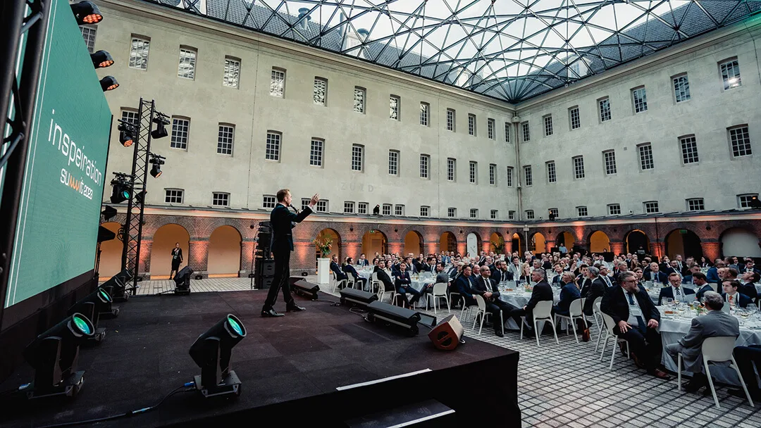 Stage and guest tables in the courtyard of the Amsterdam maritime museum at the Speira Inspeiration Summit 2023