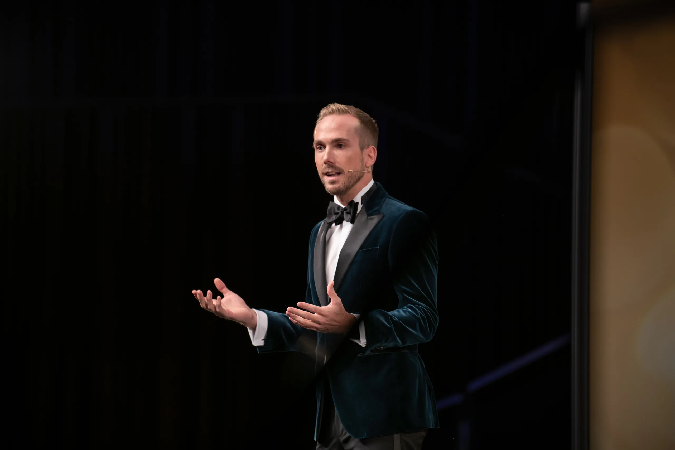Moderator Felix Uhlig auf der Bühne der Meister- und Meisterinnenfeier der Handwerkskammer Hannover 2023