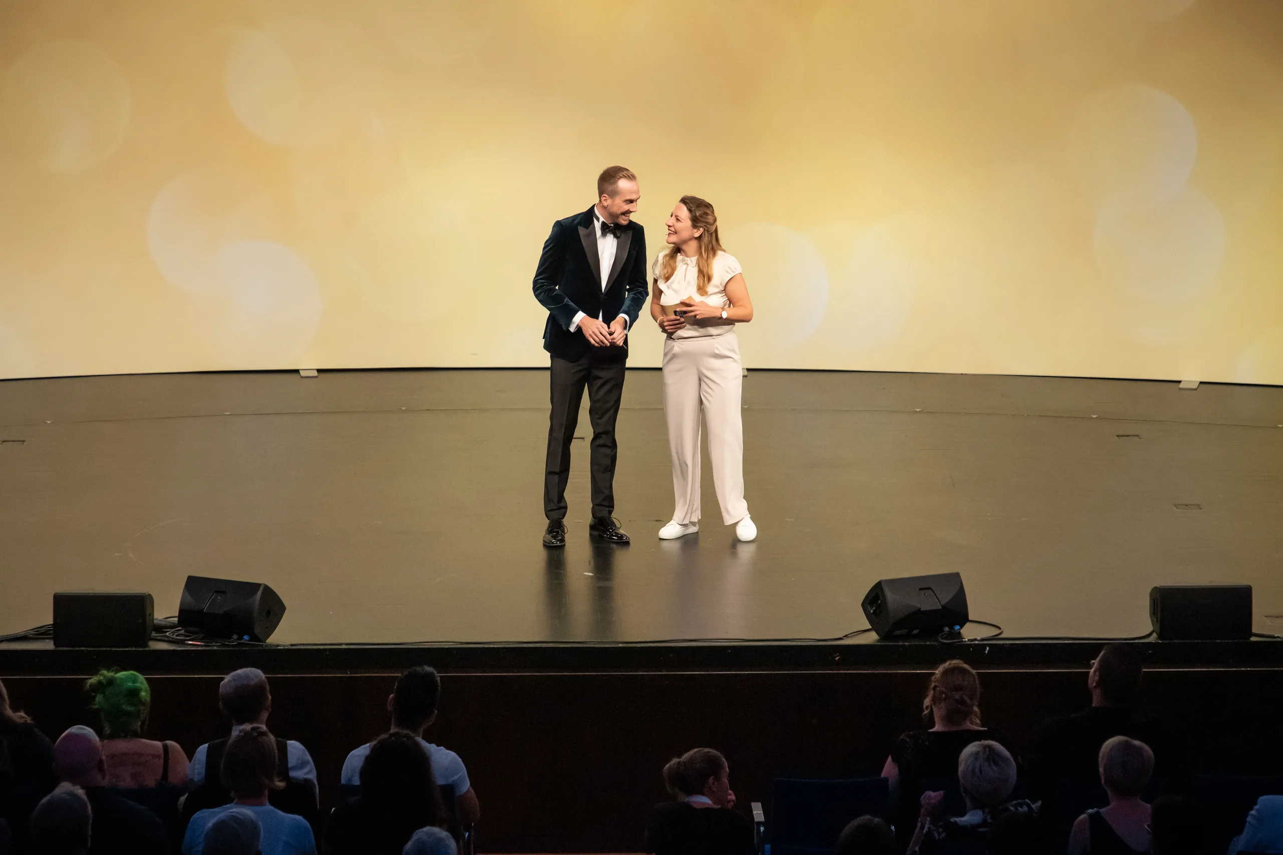 Felix Uhlig zu zweit auf der Bühne der Meister- und Meisterinnenfeier der Handwerkskammer Hannover 2023
