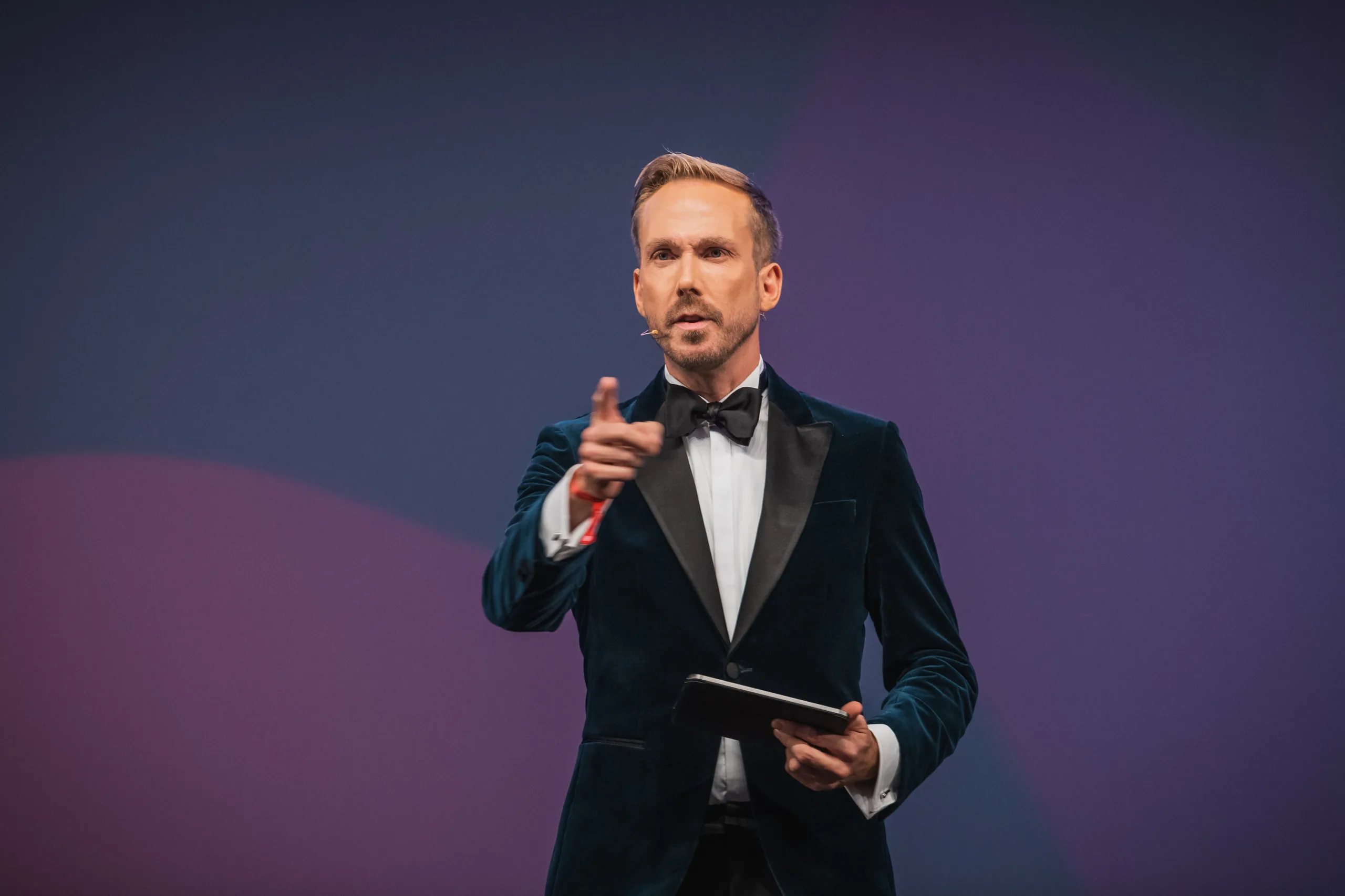 Felix Uhlig kündigt den nächsten Programmpunkt der Meister- und Meisterinnenfeier der Handwerkskammer Hannover 2024 an