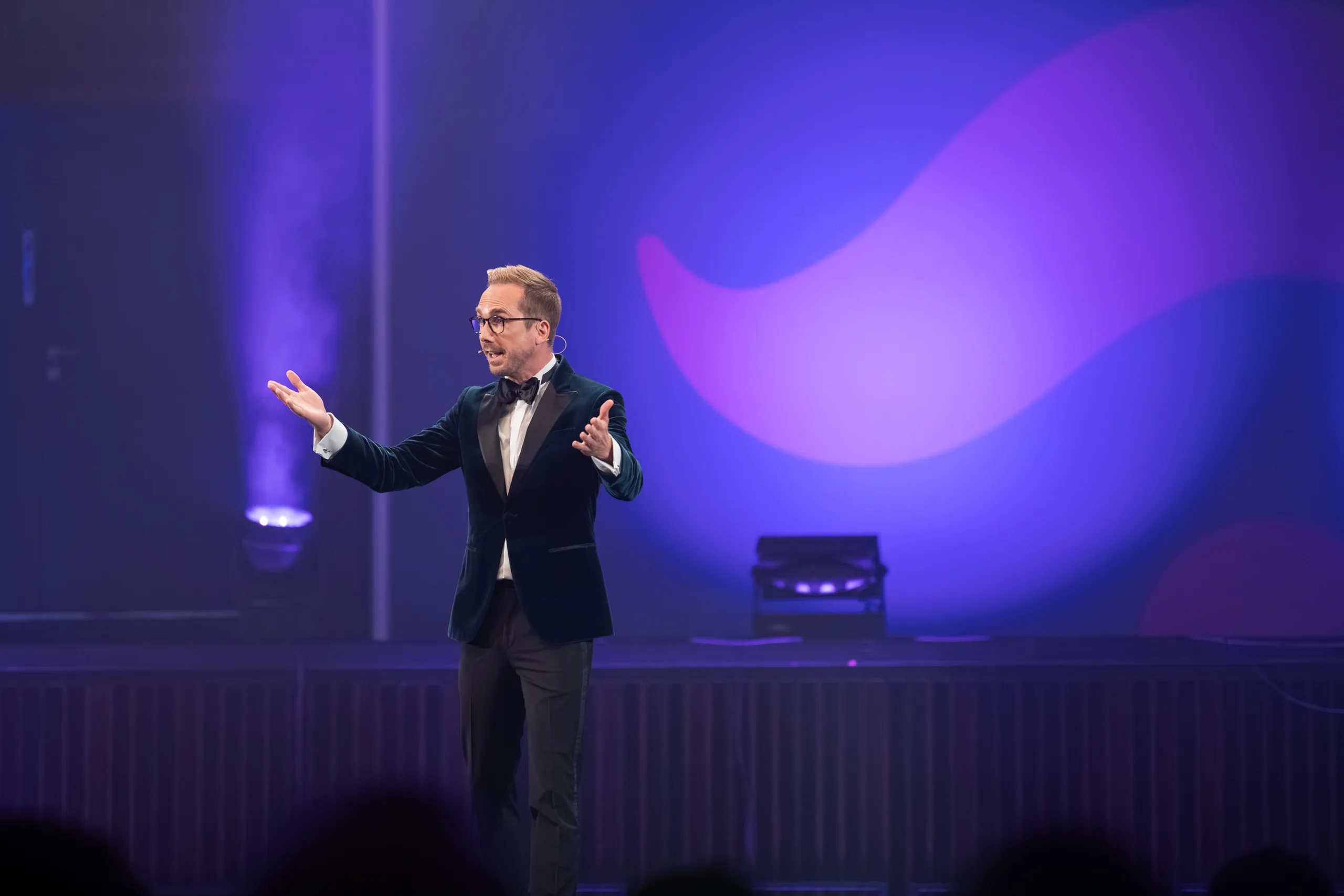 Moderator Felix Uhlig allein auf der großen Bühne der Meister- und Meisterinnenfeier der Handwerkskammer Hannover 2025