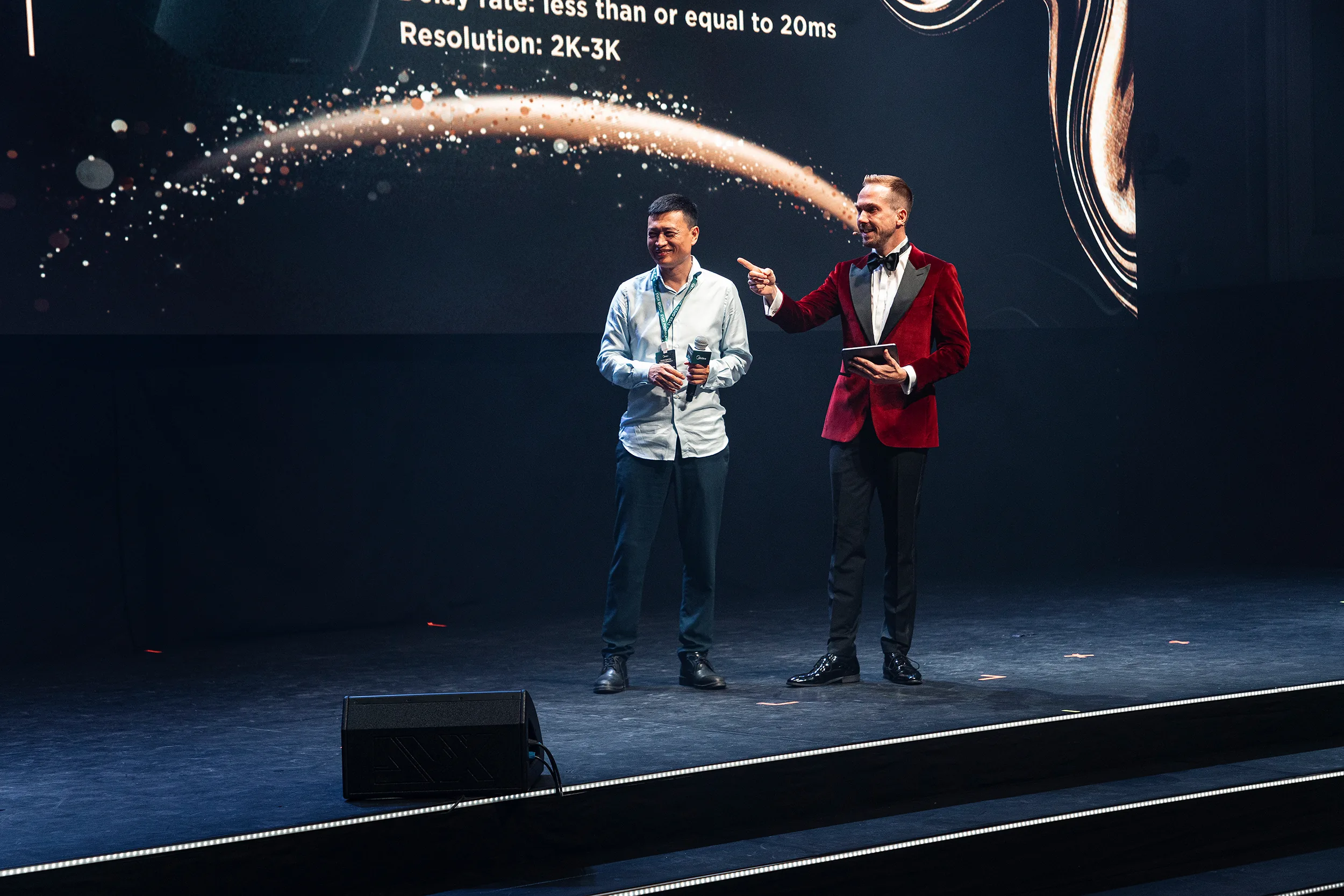 Felix Uhlig im Bühnengespräch beim Gala-Abend der Midea MBT Partner Conference 2023 in Budapest