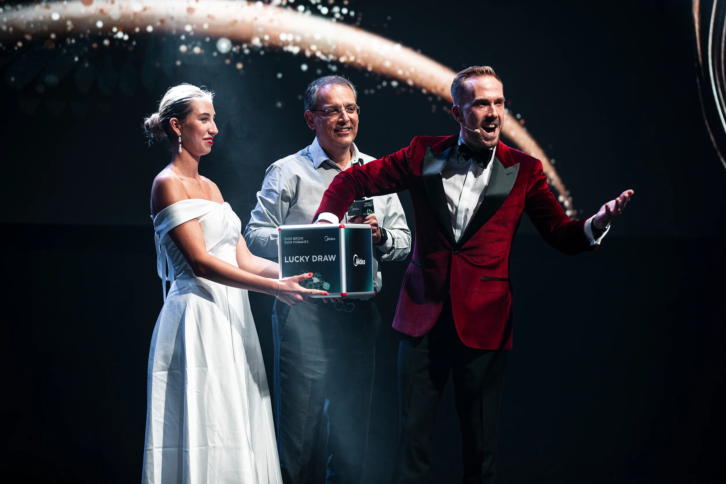 Felix Uhlig bei der Verlosung auf dem Gala-Abend der Midea MBT Partner Conference 2023 in Budapest