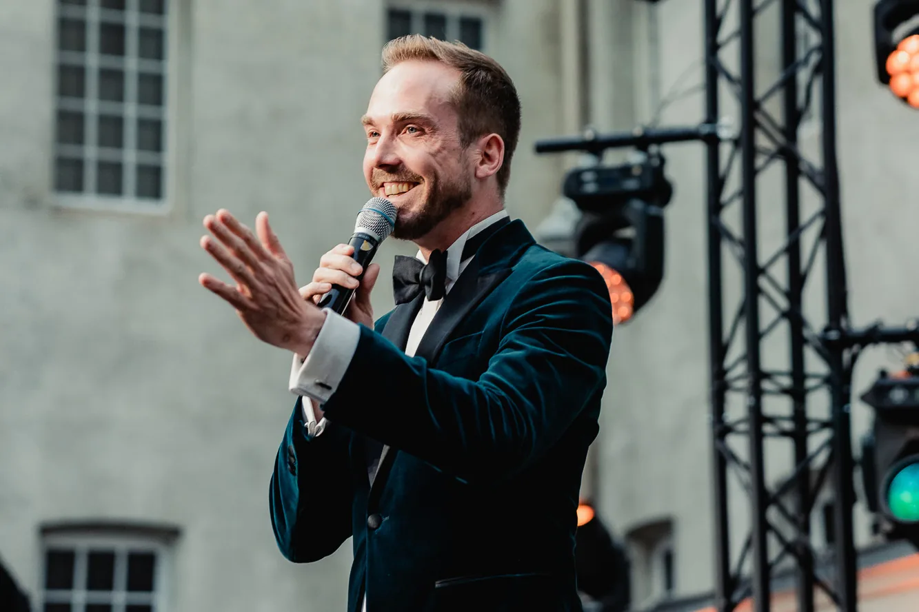 Felix Uhlig applauding at the evening gala of the Speira Inspeiration Summit 2023 in Amsterdam