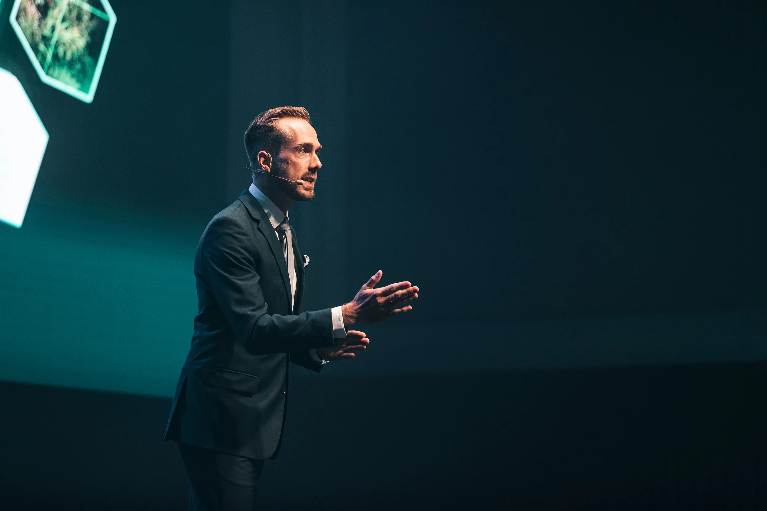 Felix Uhlig auf der Konferenzbühne der Midea MBT Partner Conference 2023 in Budapest