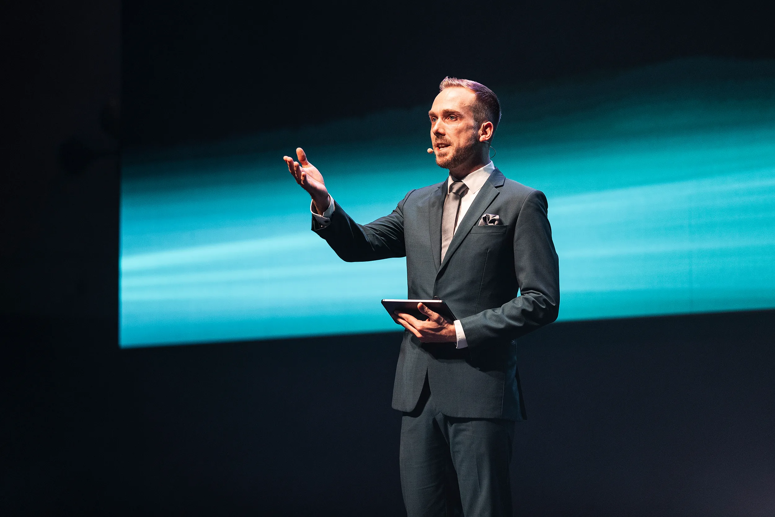 Felix Uhlig mit dem Ablaufplan auf dem Tablet bei der Midea MBT Partner Conference 2023 in Budapest