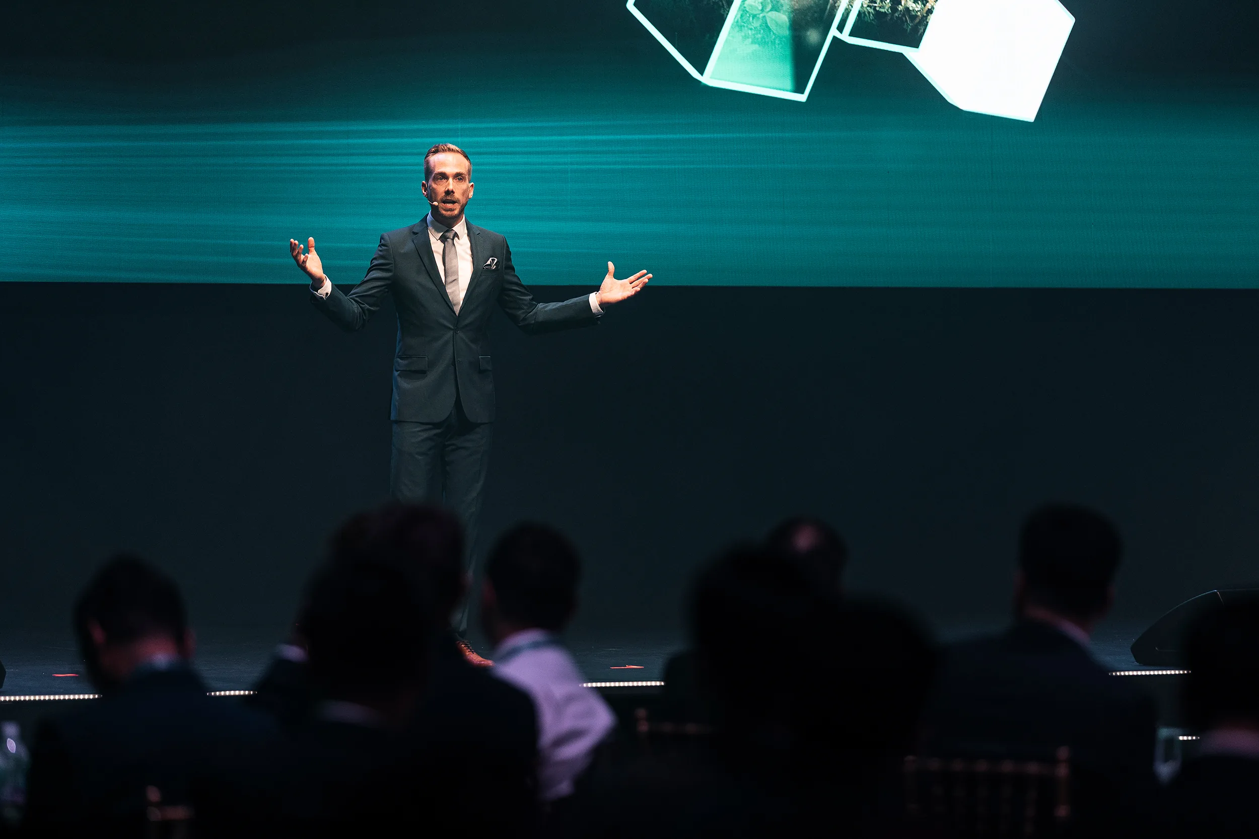 Felix Uhlig vor dem Publikum der Midea MBT Partner Conference 2023 in Budapest