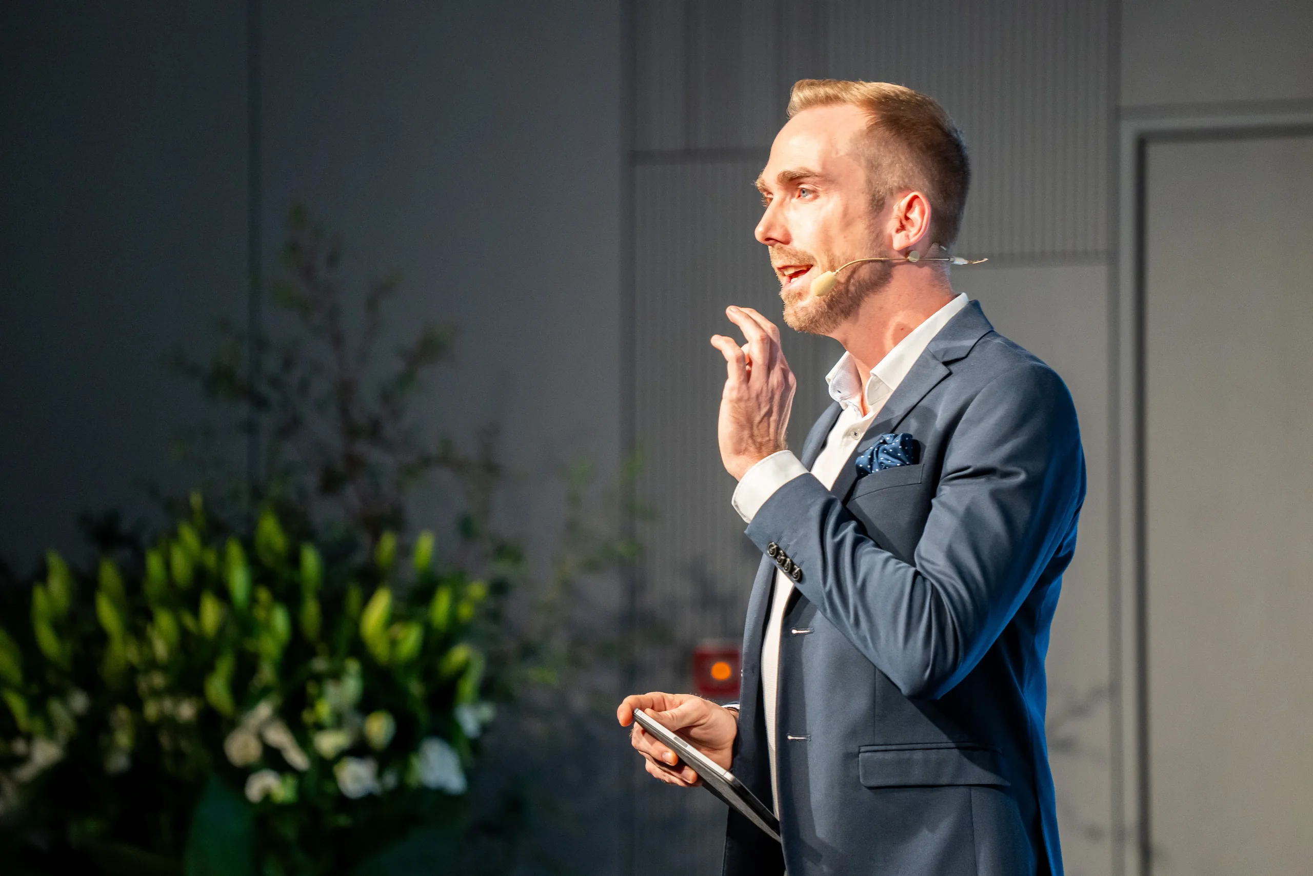 Felix Uhlig moderiert den DALK 2023 in Düsseldorf, aufgenommen im Profil