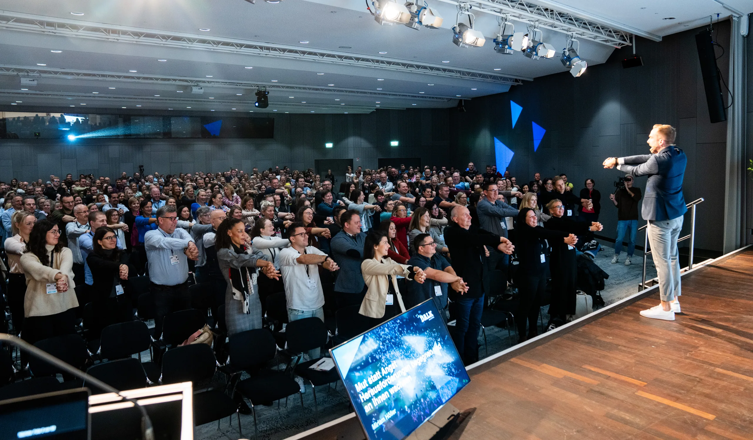 Blick über den vollen Saal des DALK 2023 in Düsseldorf, Felix Uhlig auf der Bühne