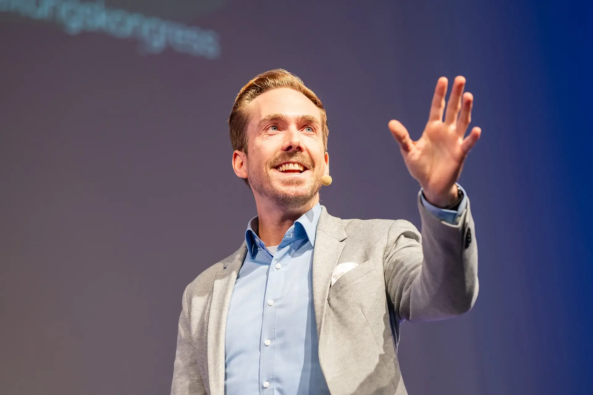 Kongress Moderator Felix Uhlig beim Deutschen Ausbildungsleitungskongress