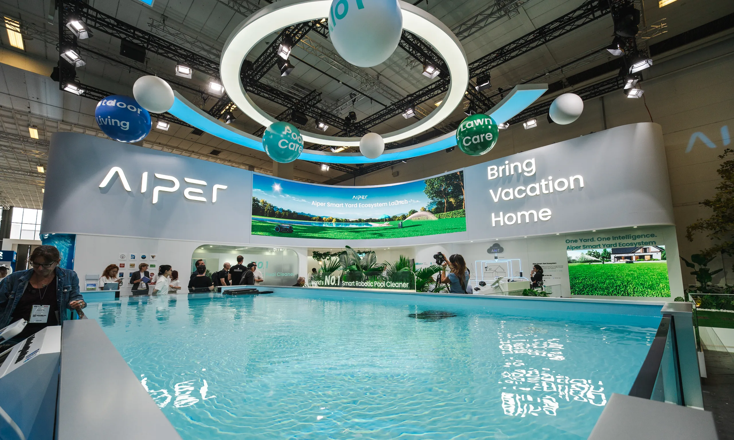 Der Aiper-Messestand auf der IFA 2026 in Berlin mit Wasserbecken und dem Claim Bring Vacation Home