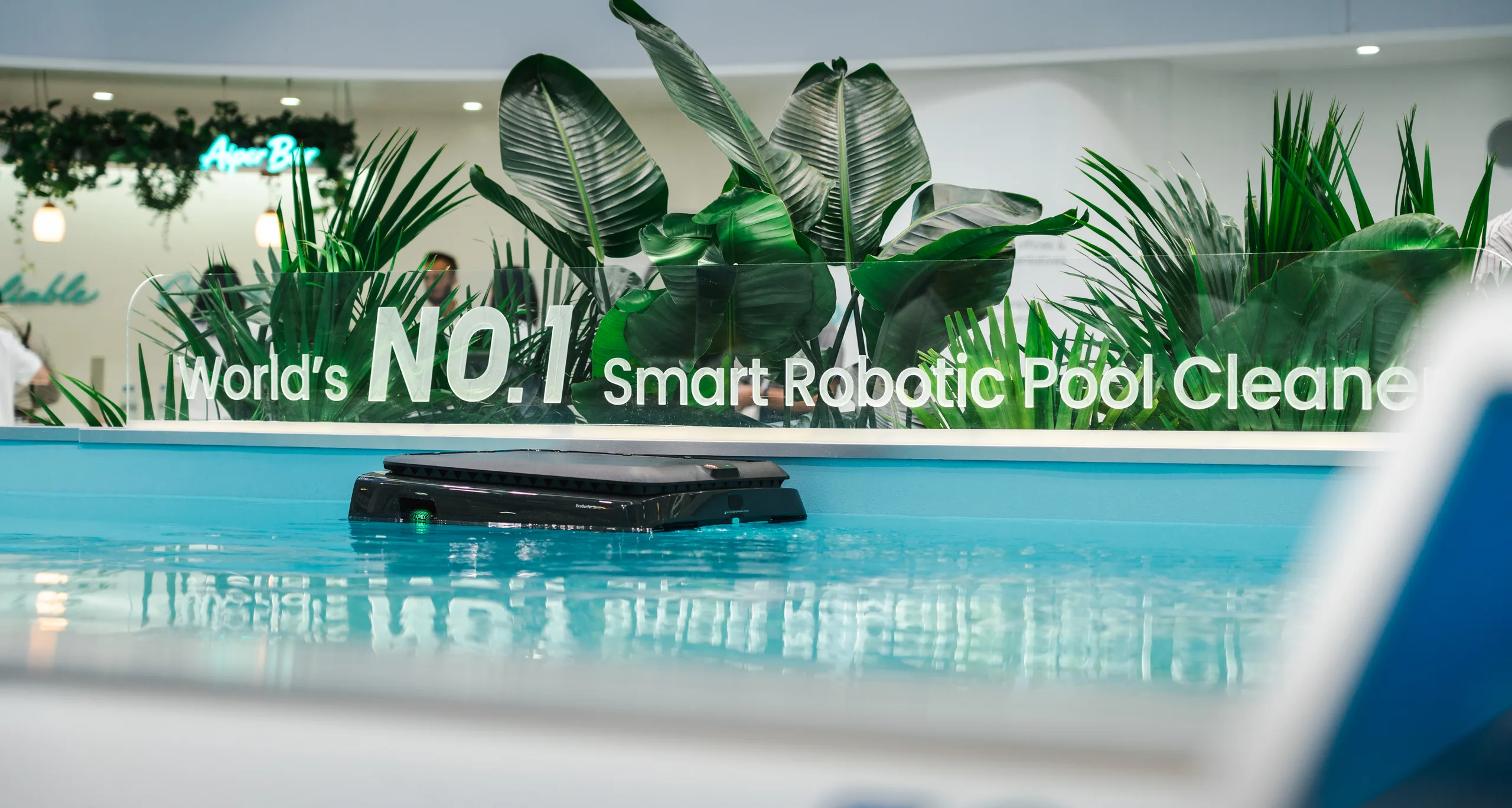 Ein Aiper-Poolroboter im Wasserbecken des Messestands auf der IFA 2026 in Berlin