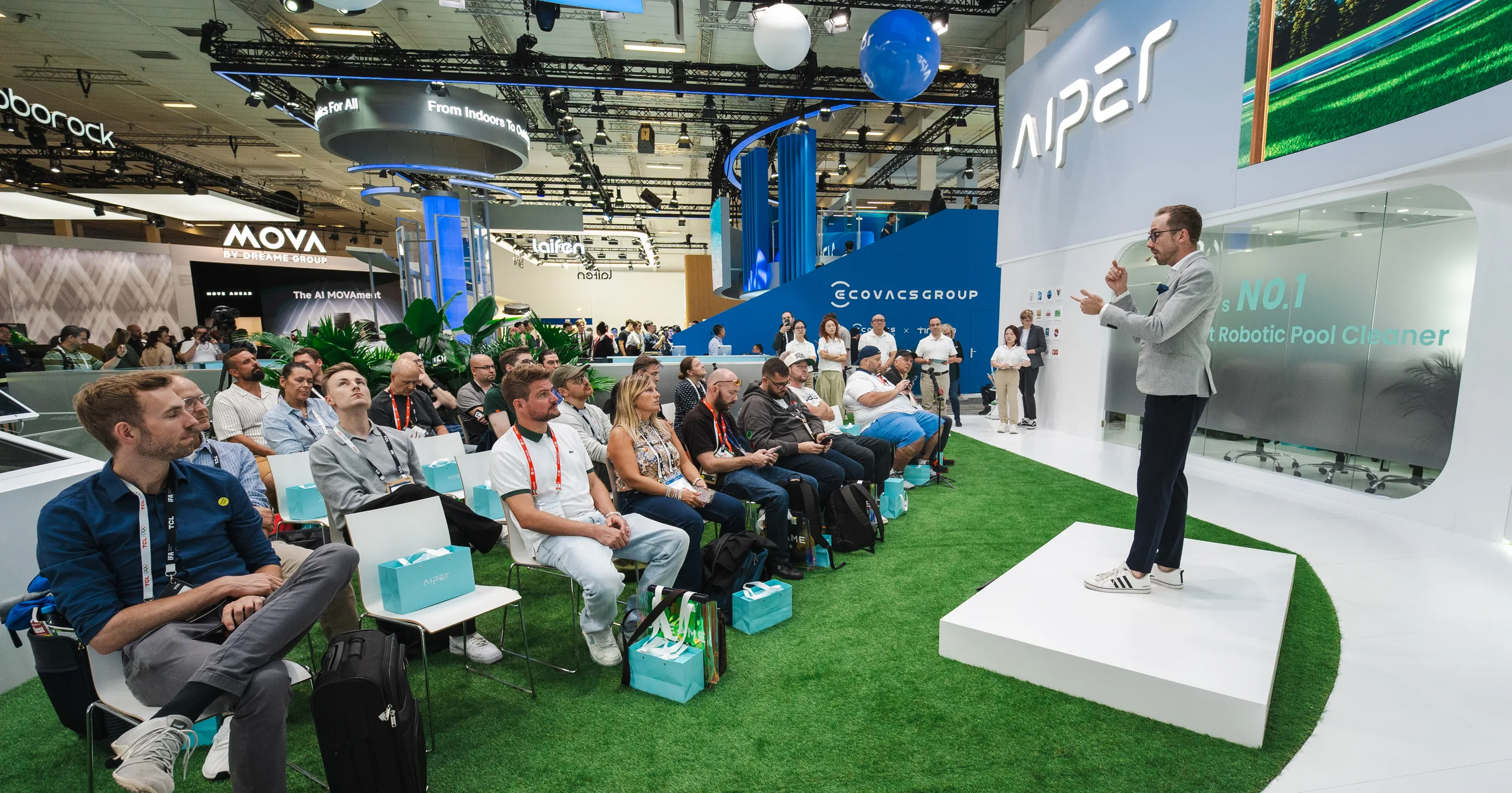Moderator Felix Uhlig auf der Standbühne von Aiper vor dem Publikum der Pressekonferenz zur IFA 2026