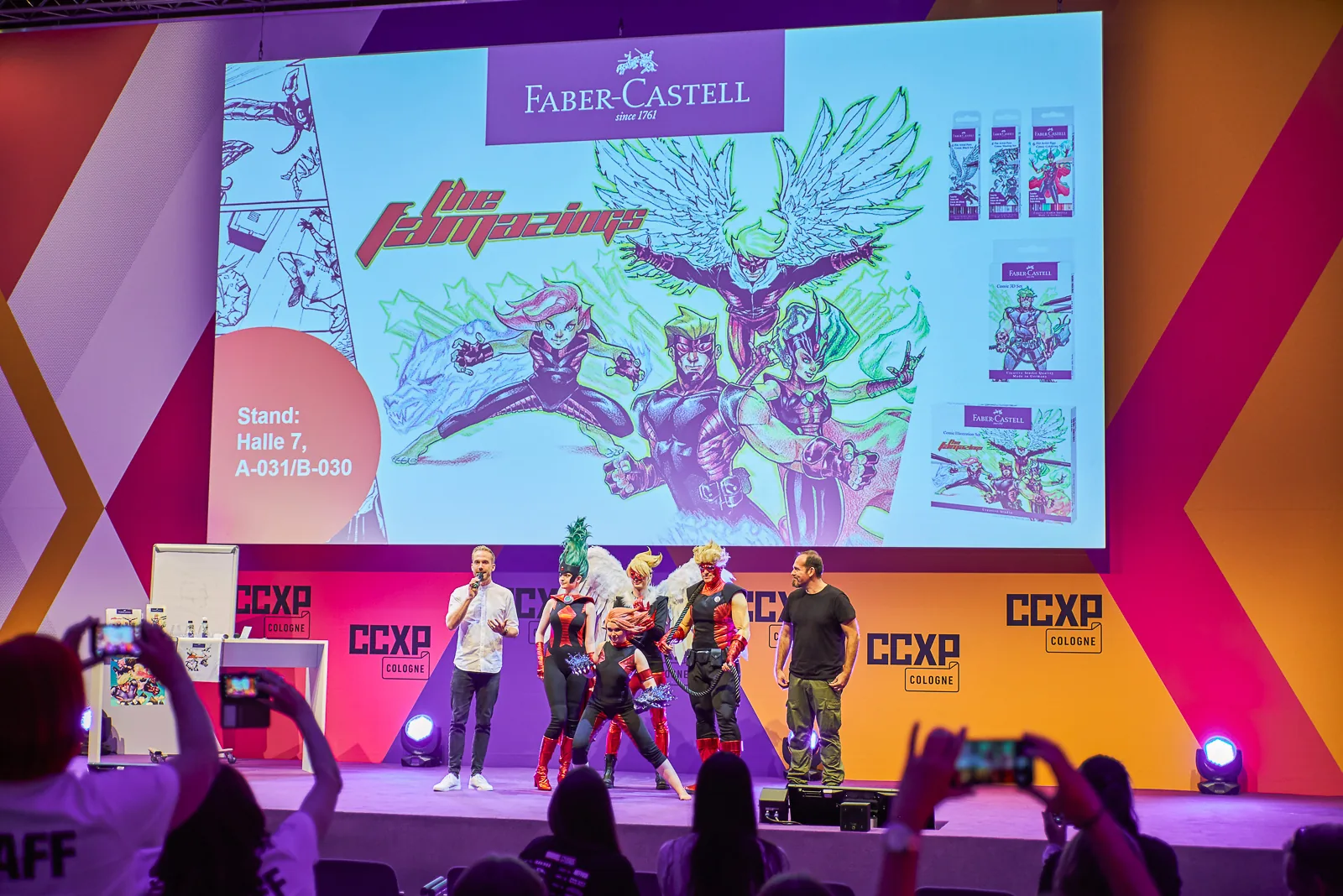 Die Faber-Castell-Bühne der CCXP 2019 in Köln mit der Superhelden-Familie vor vollem Publikum