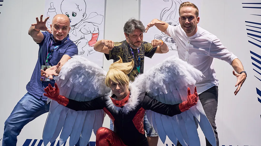 Felix Uhlig mit den Comiczeichnern David Finch und Joe Prado und der Superhelden-Figur von Faber-Castell auf der CCXP 2019 in Köln