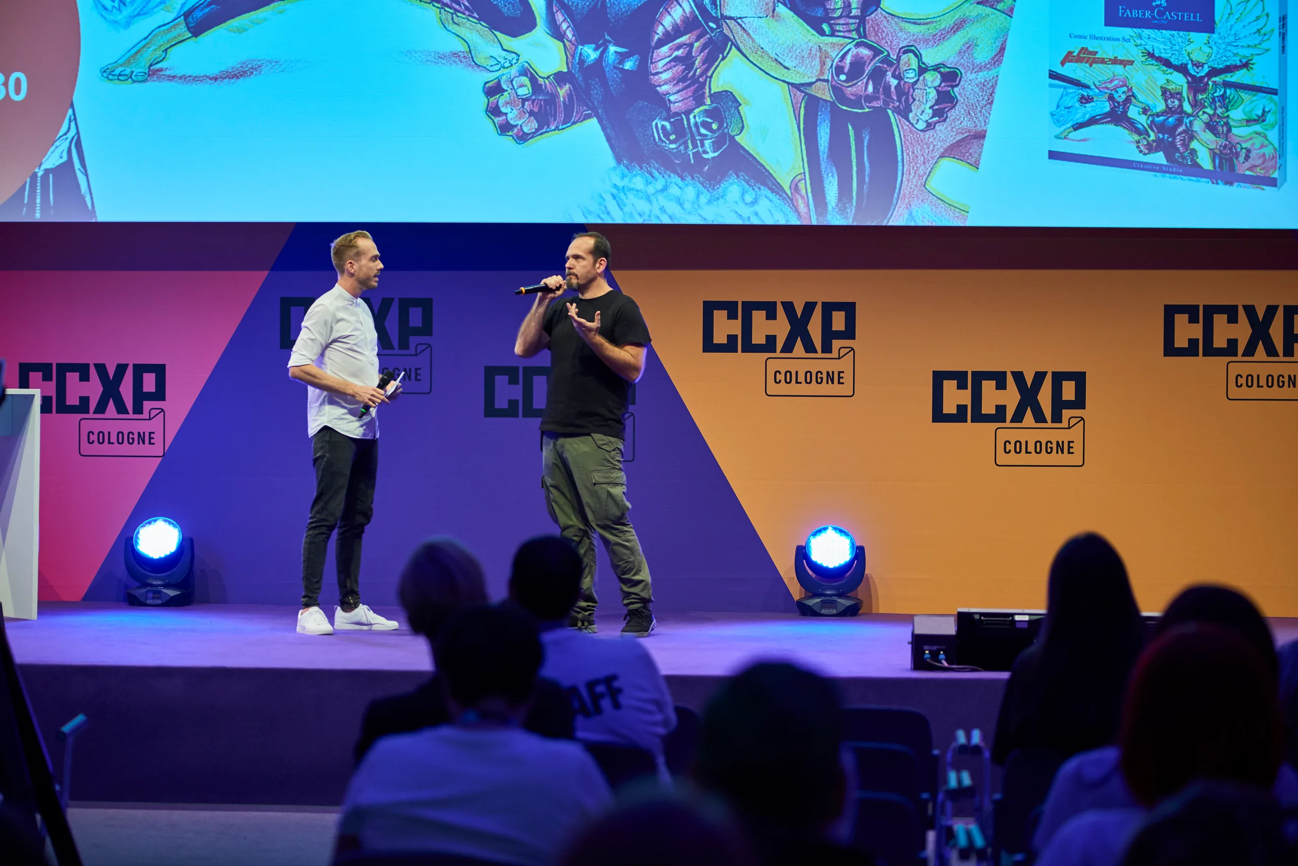 Felix Uhlig mit einem Gast auf der Ultra Stage der CCXP 2019 in Köln