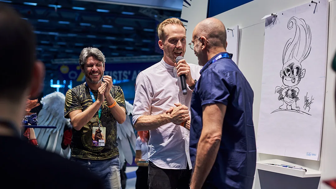Moderator Felix Uhlig beim Comic-Zeichen-Battle für Faber-Castell auf der CCXP 2019 in Köln