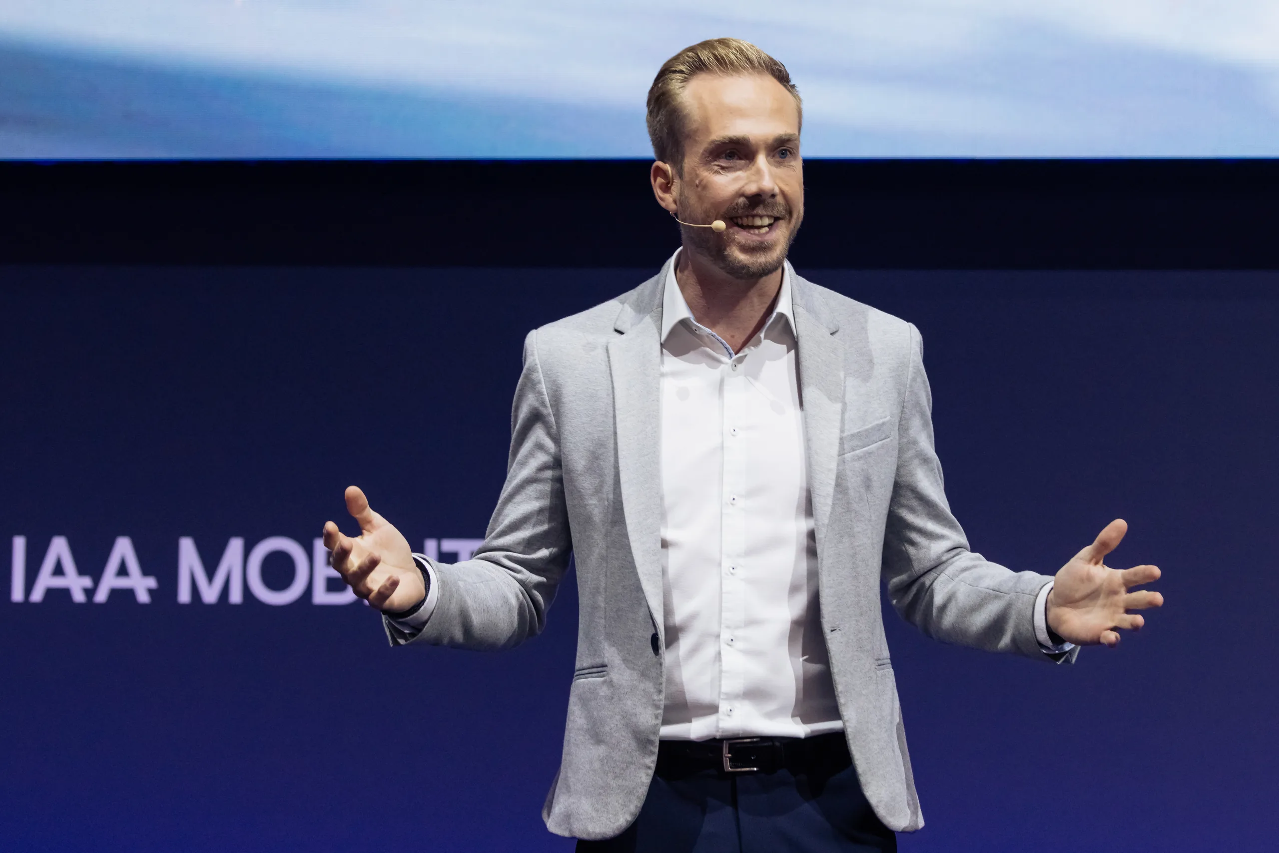 Felix Uhlig begrüßt das Publikum auf der Summit-Bühne der IAA Mobility 2021 in München