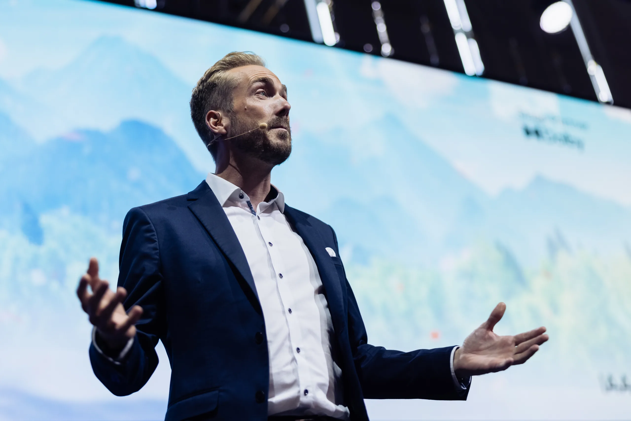 Felix Uhlig im Profil auf der Bühne der IAA Mobility 2021 in München