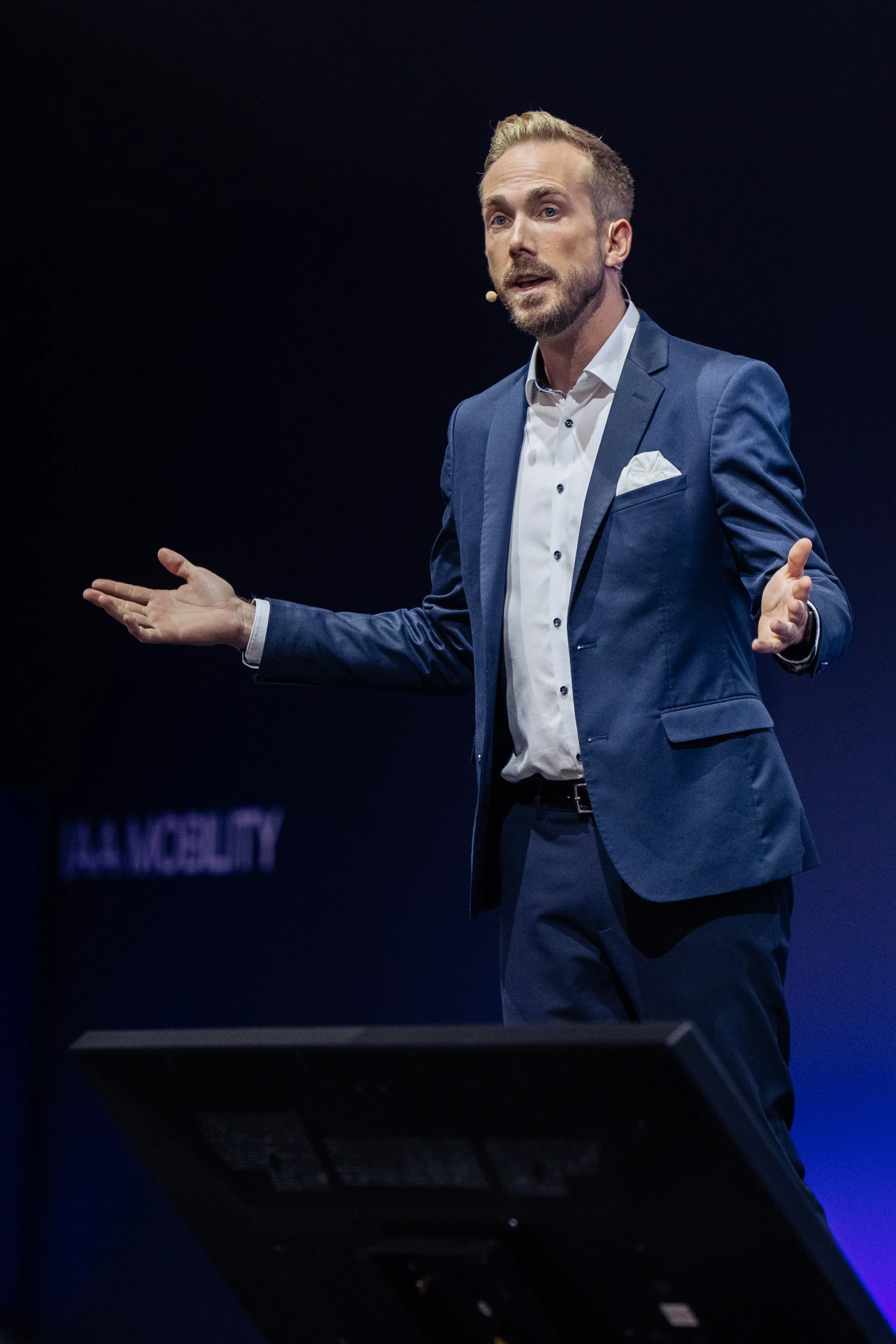 Felix Uhlig mit offenen Armen auf der Summit-Bühne der IAA Mobility 2021 in München