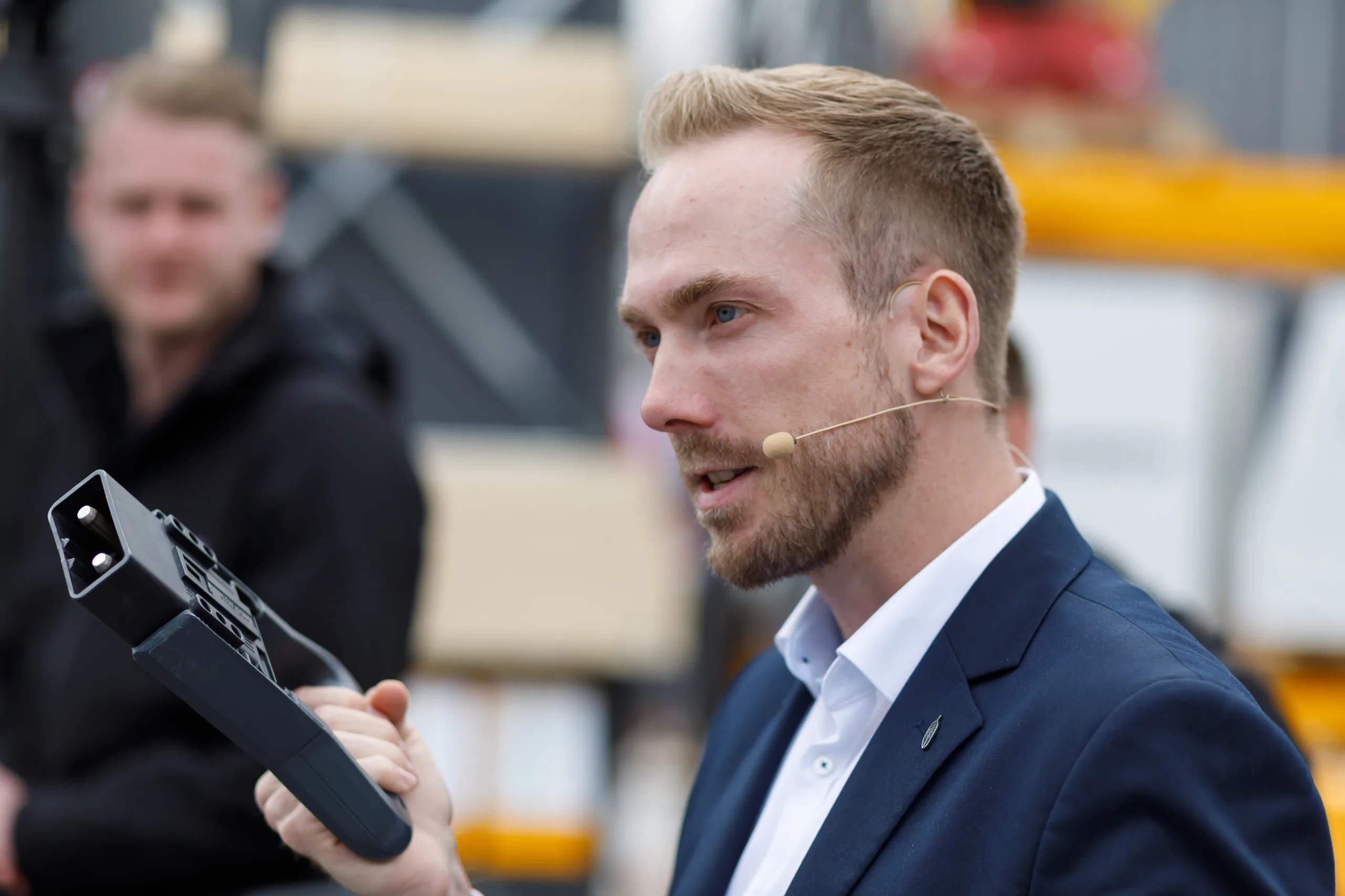 Moderator Felix Uhlig am Mikrofon auf dem Messestand von Jungheinrich bei der BAUMA 2019 in München