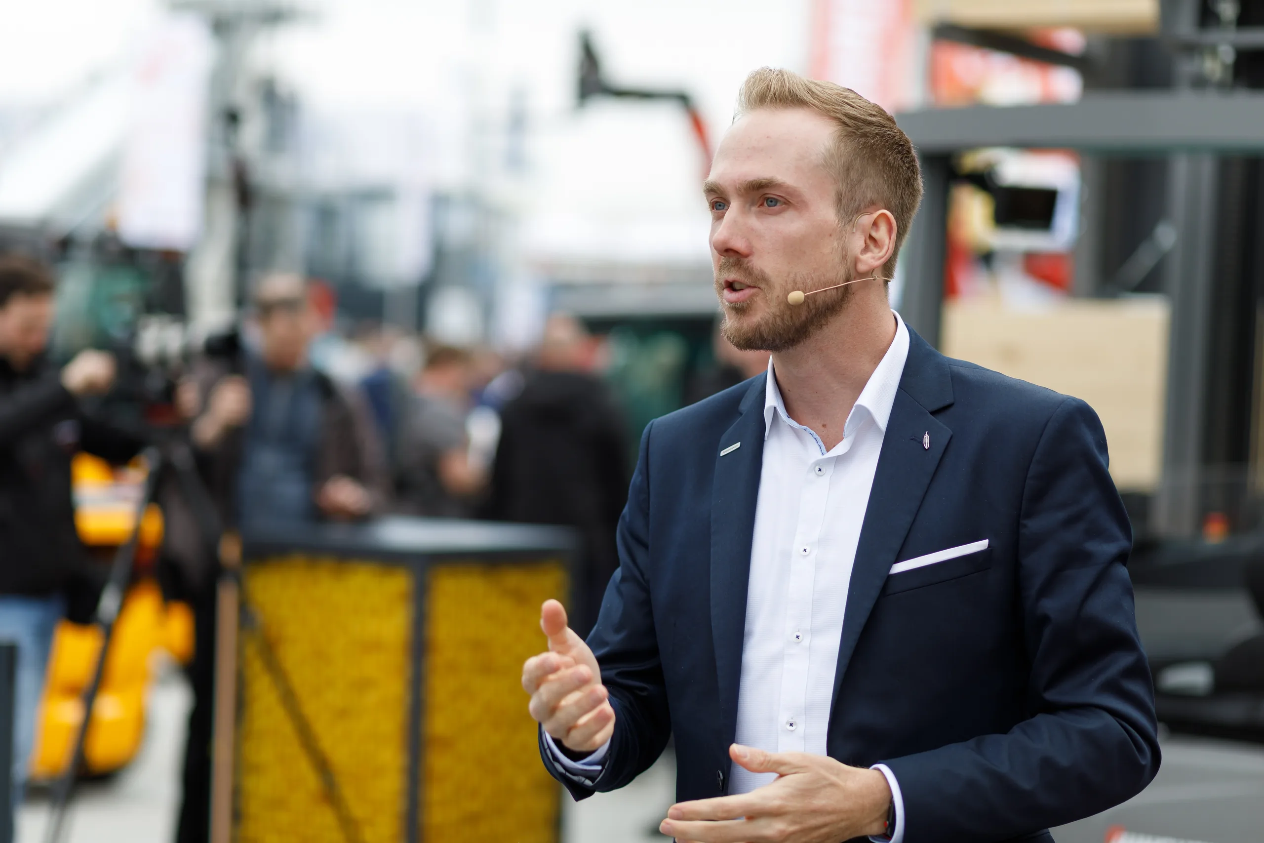 Felix Uhlig moderiert eine Produktdemonstration am Jungheinrich-Stand der BAUMA 2019 in München