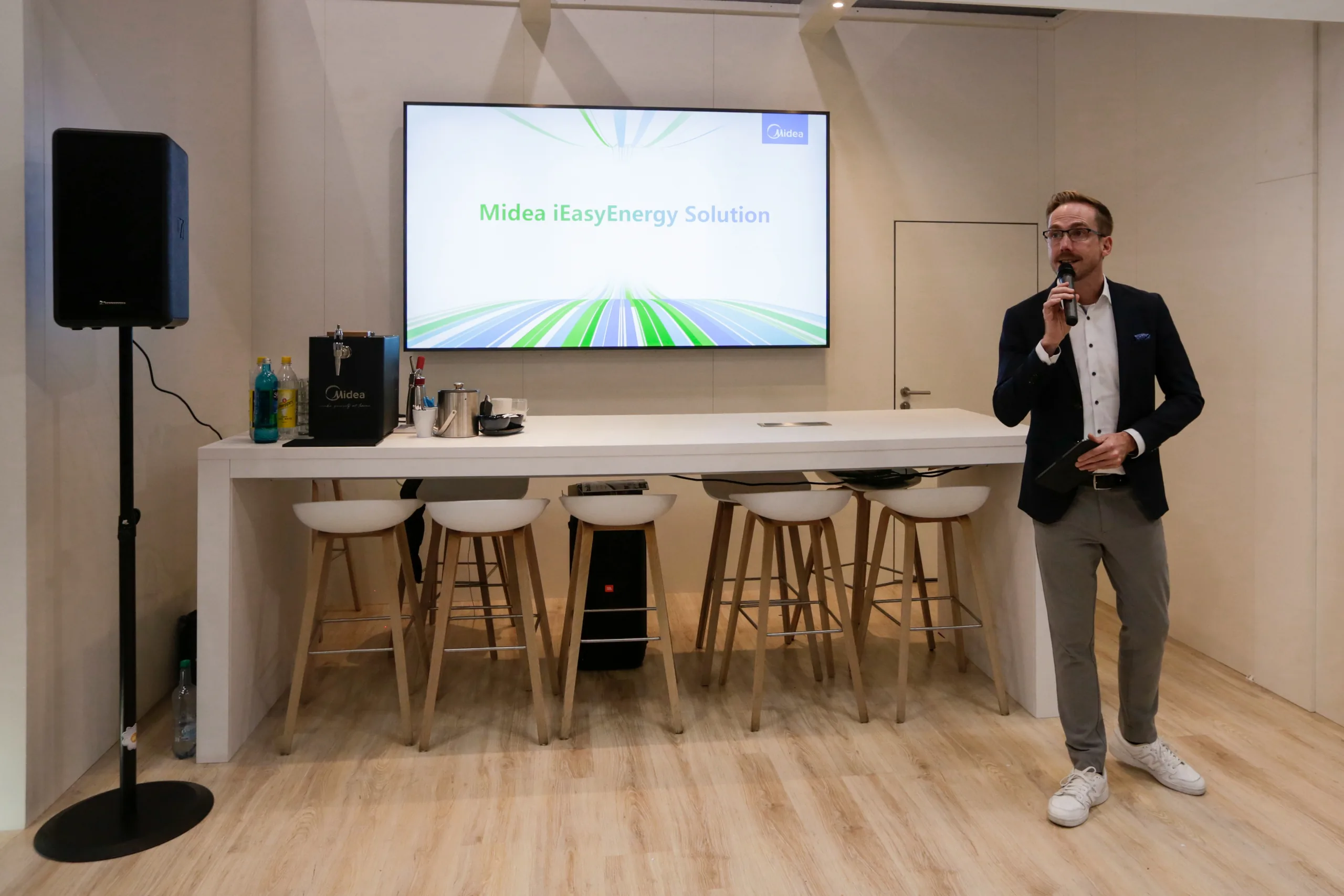 Moderator Felix Uhlig präsentiert die Midea iEasyEnergy Solution auf dem Messestand bei der Chillventa in Nürnberg