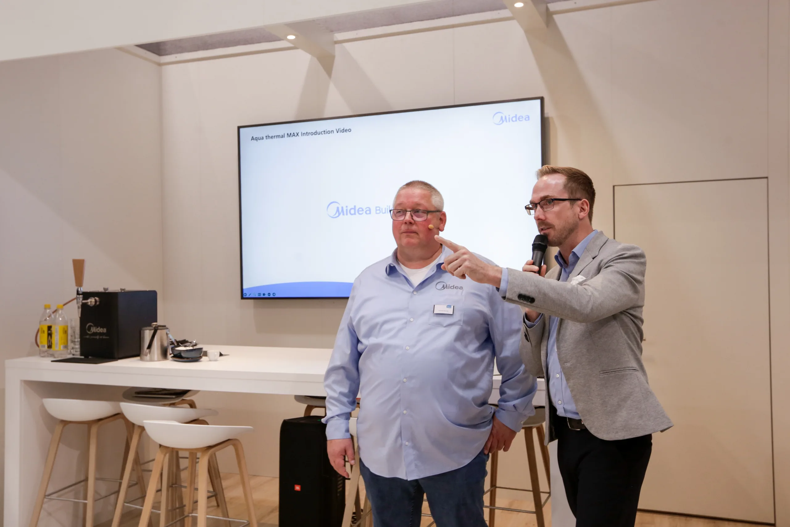 Felix Uhlig im Gespräch mit einem Standbesucher bei Midea auf der Chillventa in Nürnberg