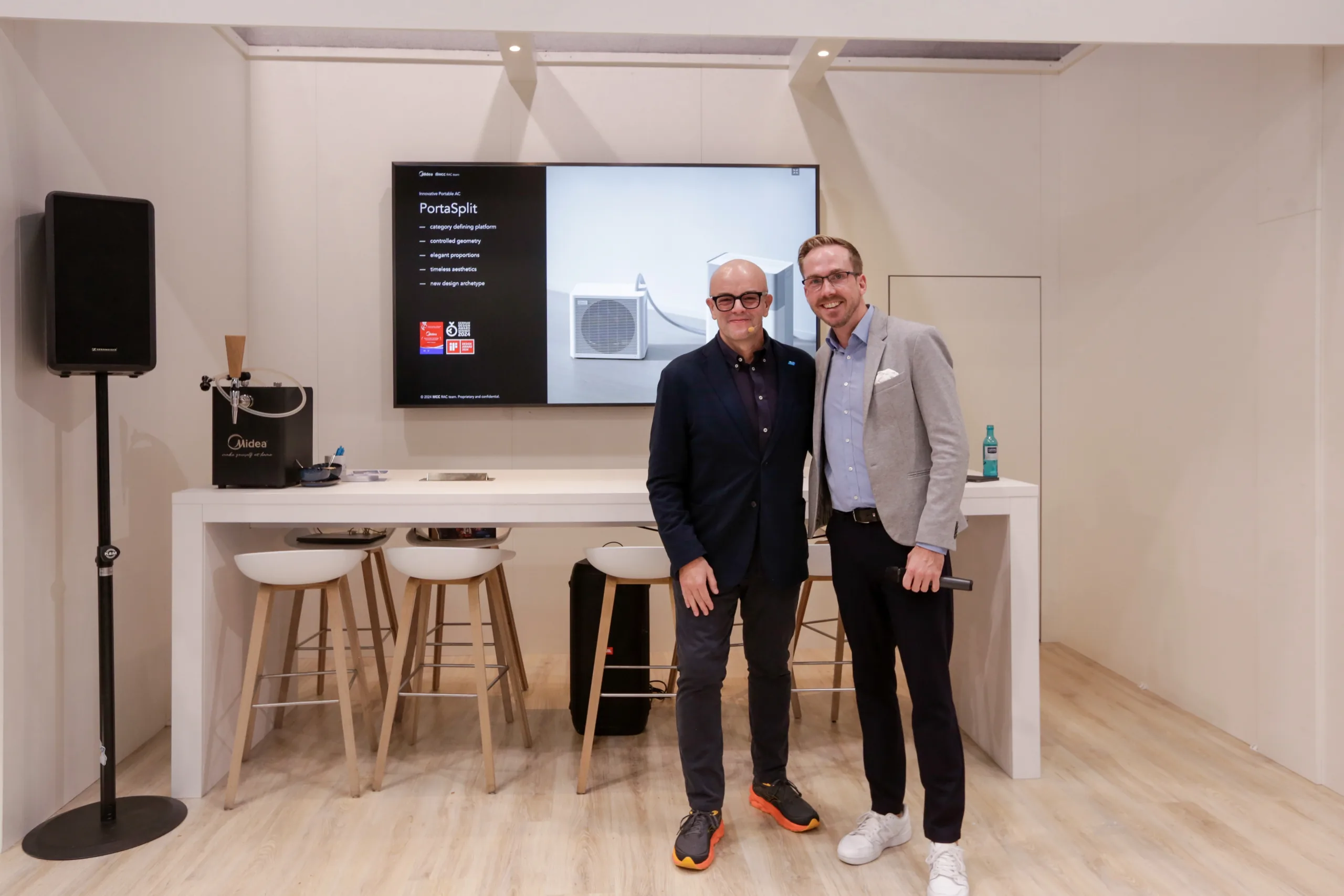 Moderator Felix Uhlig mit einem Gesprächspartner nach einem Live-Talk am Midea-Stand auf der Chillventa in Nürnberg