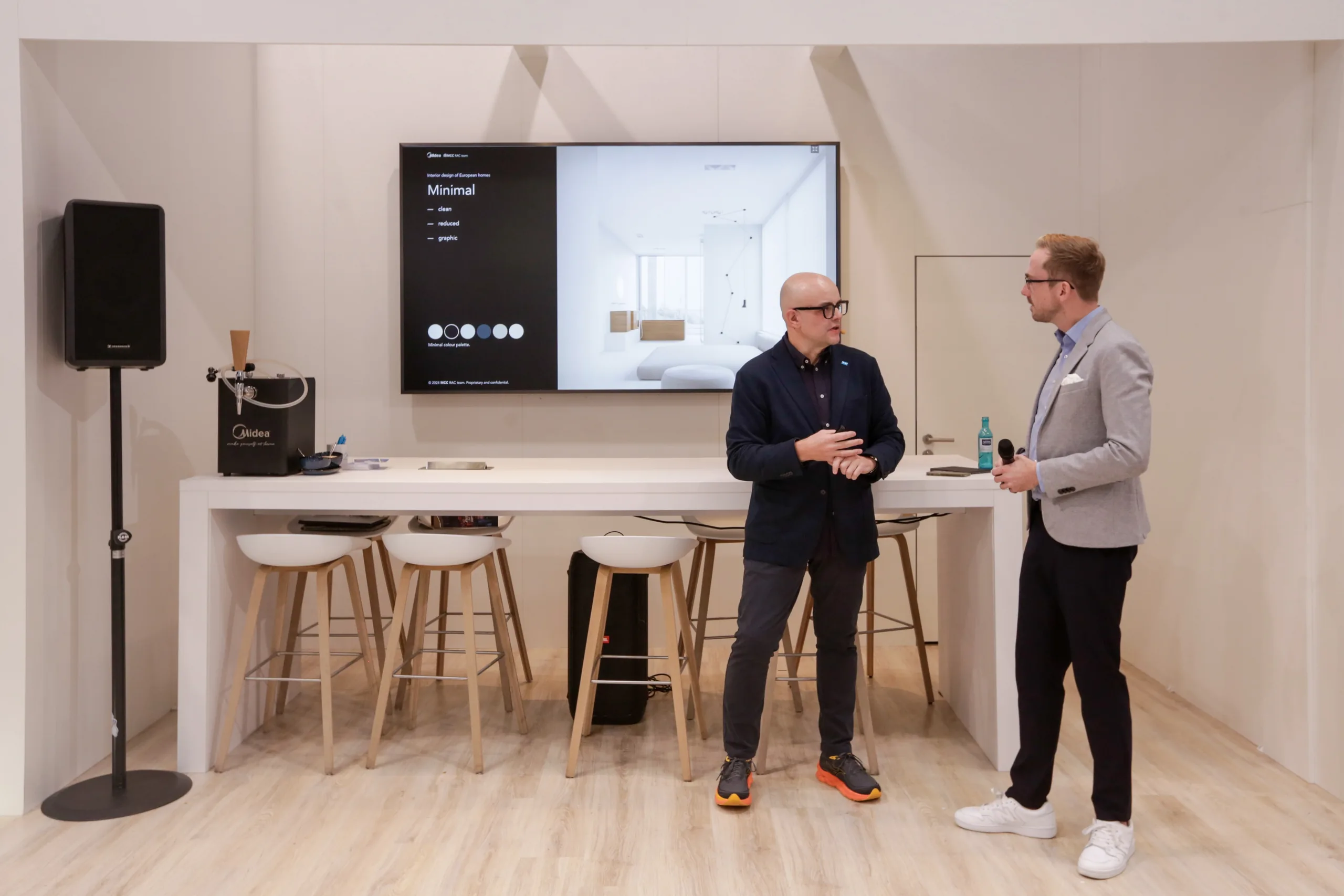 Felix Uhlig moderiert eine Produktvorstellung bei Midea auf der Chillventa in Nürnberg