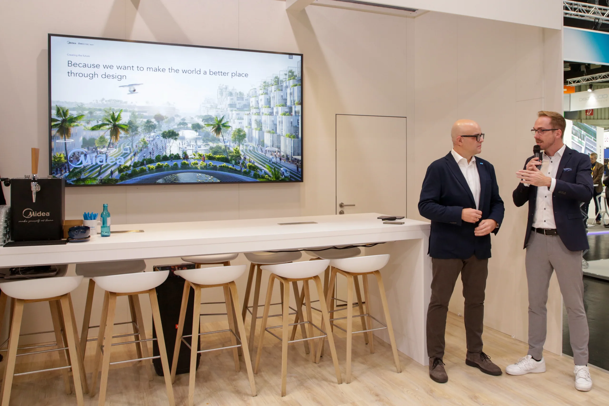 Moderator Felix Uhlig im Standinterview bei Midea auf der Chillventa in Nürnberg