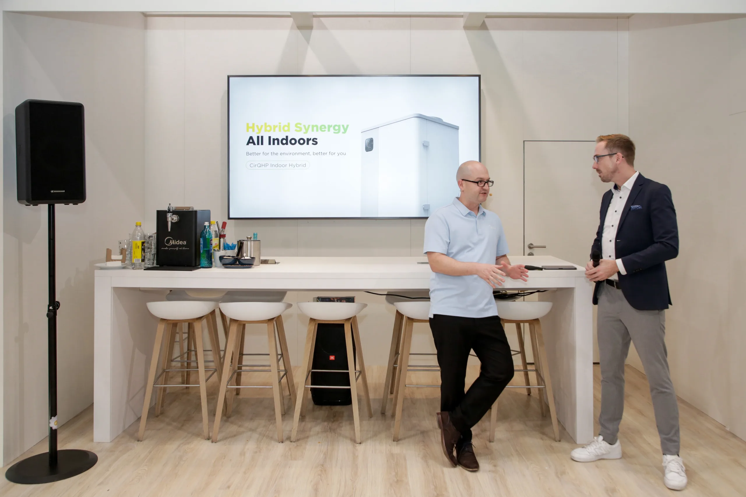 Moderator Felix Uhlig im Live-Talk zur Produktreihe Midea Synergy All Indoors auf der Chillventa in Nürnberg