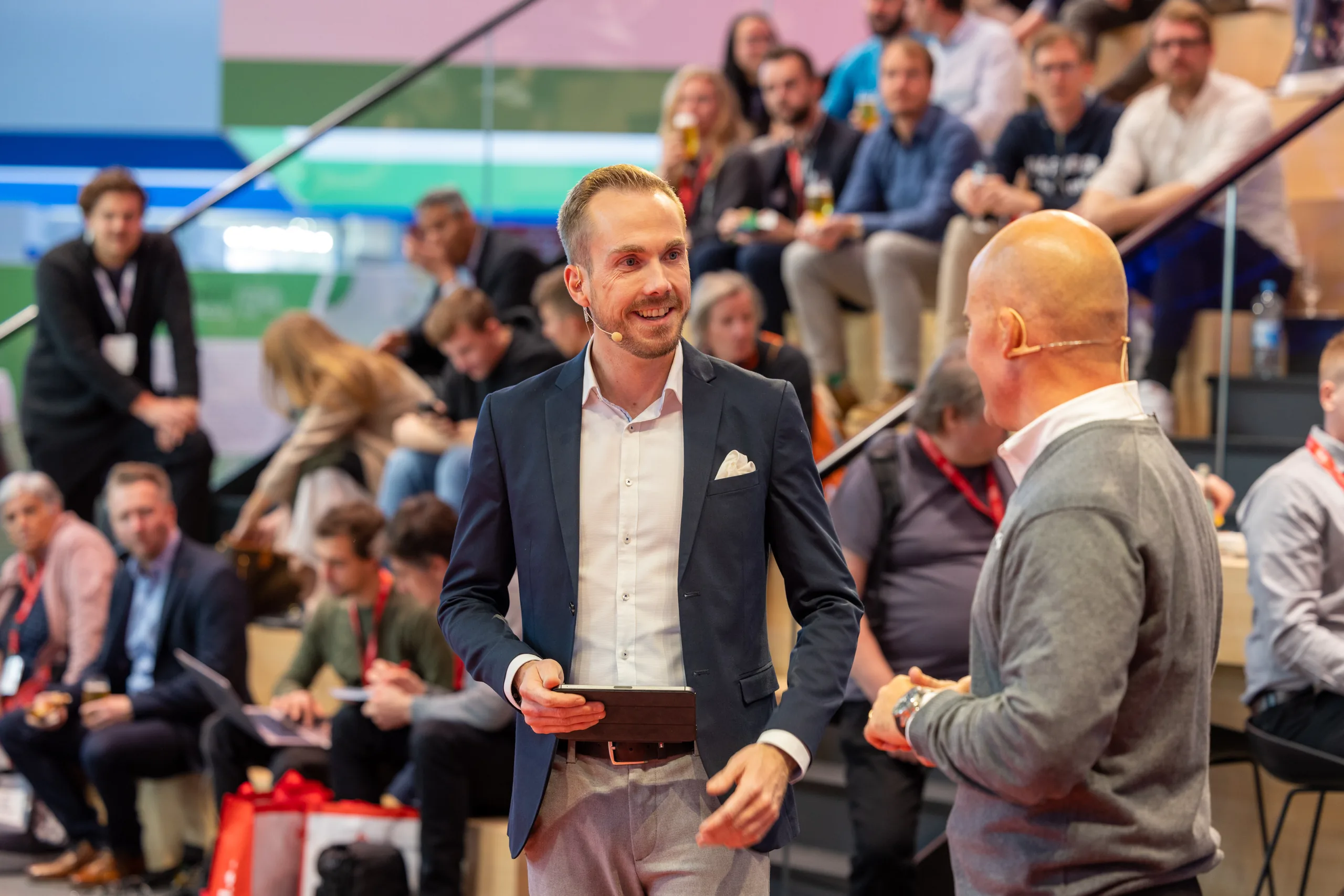 Felix Uhlig mitten im Publikum am NewPower-Stand der Electronica 2022 in München