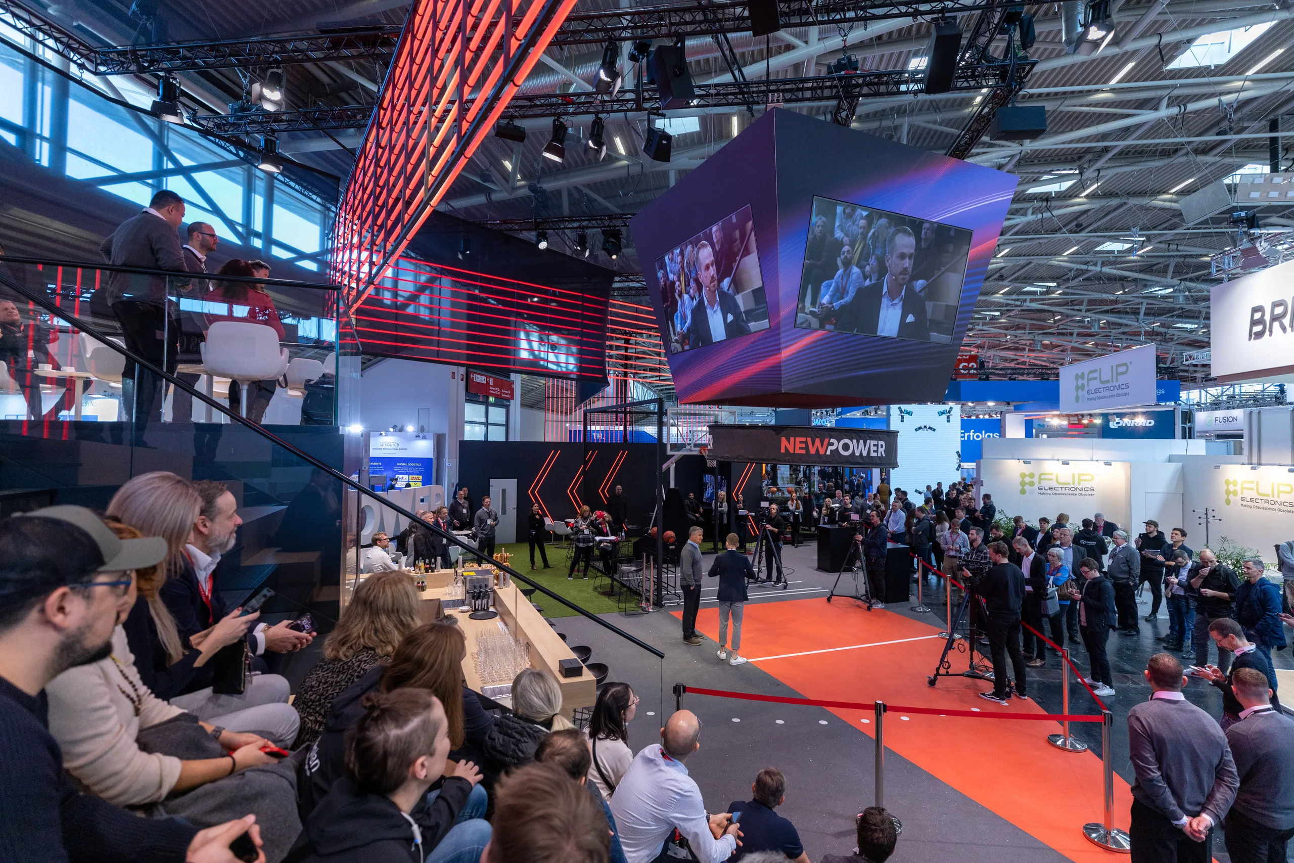 Blick über den NewPower-Messestand bei der Electronica 2022 in München
