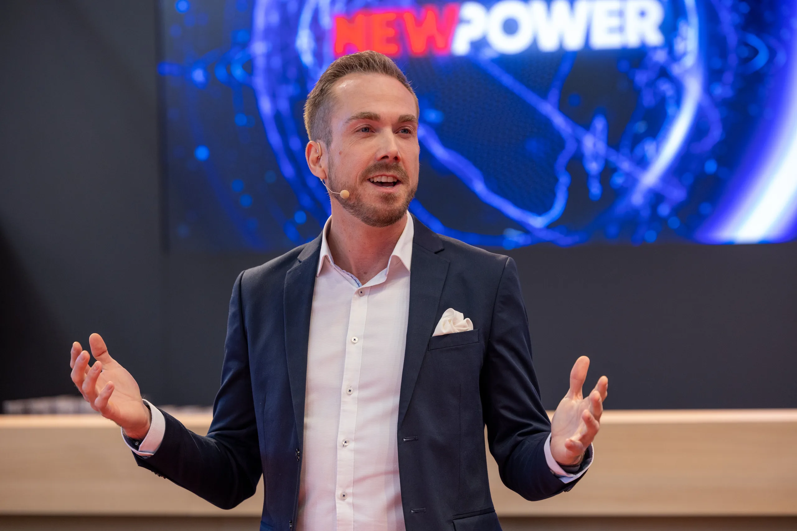 Felix Uhlig auf der Standbühne von NewPower bei der Electronica 2022 in München