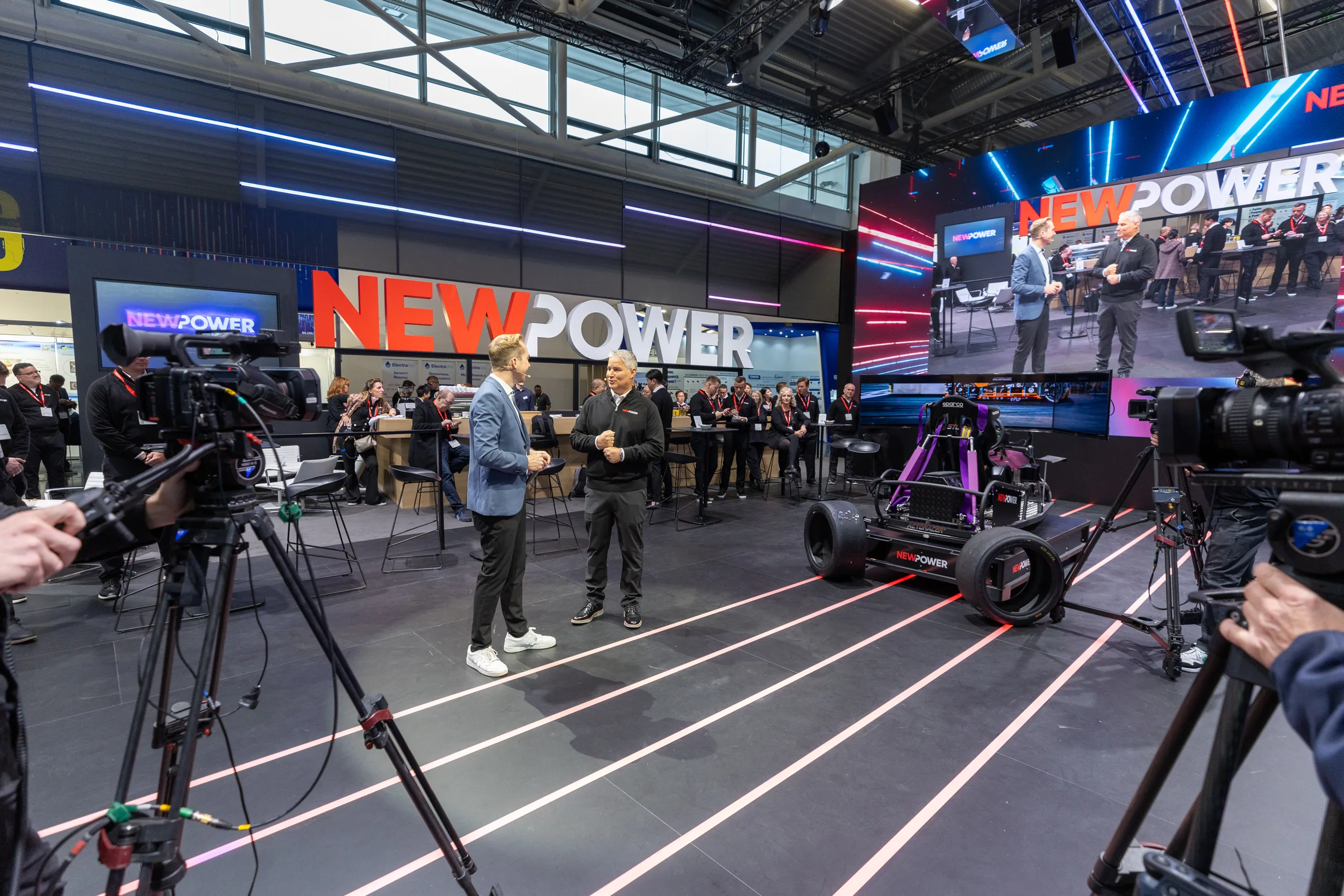 Blick über die Kameras auf die Standbühne von NewPower auf der electronica 2024 in München