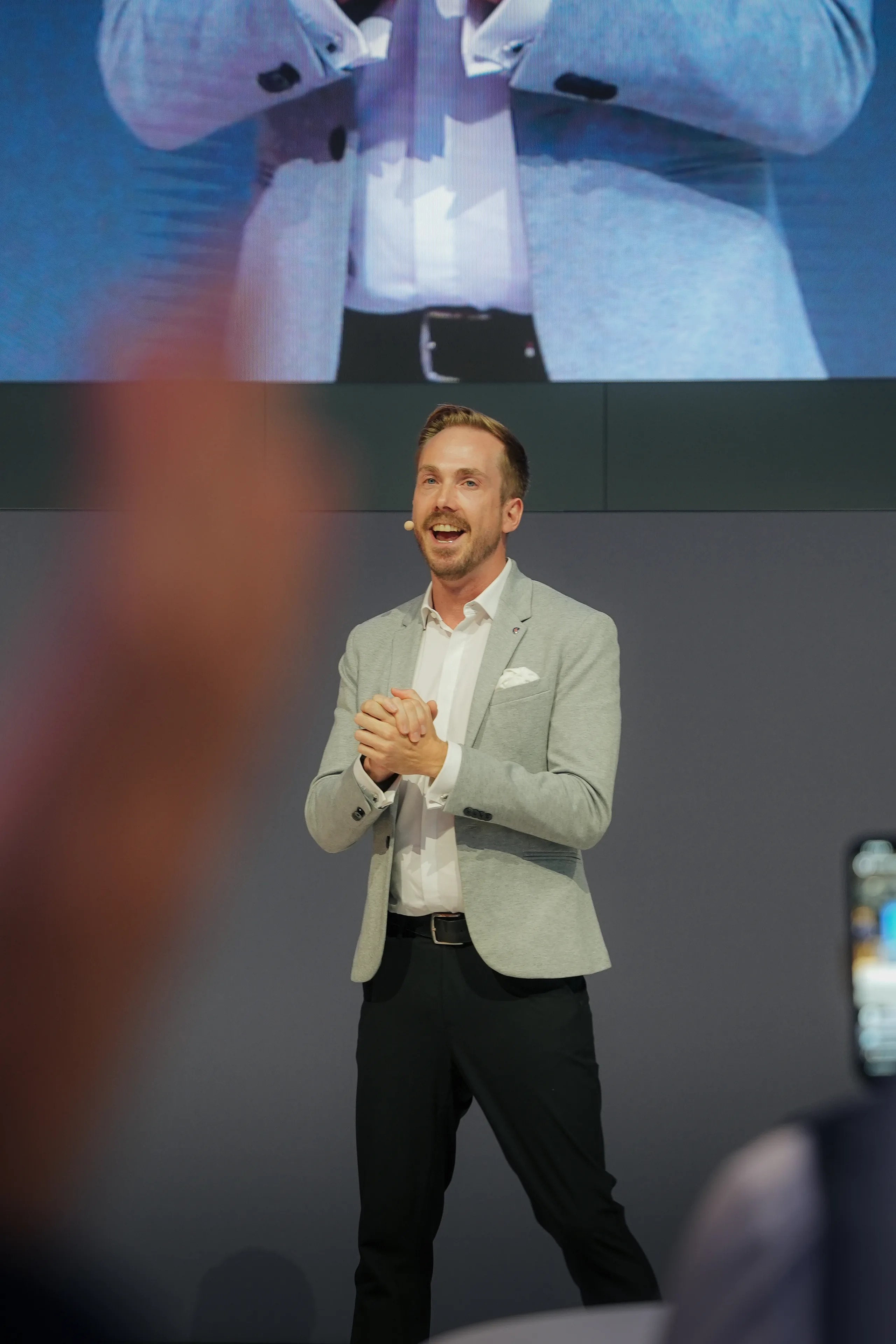 Felix Uhlig applaudiert auf der Scania-Bühne der IAA Transportation in Hannover