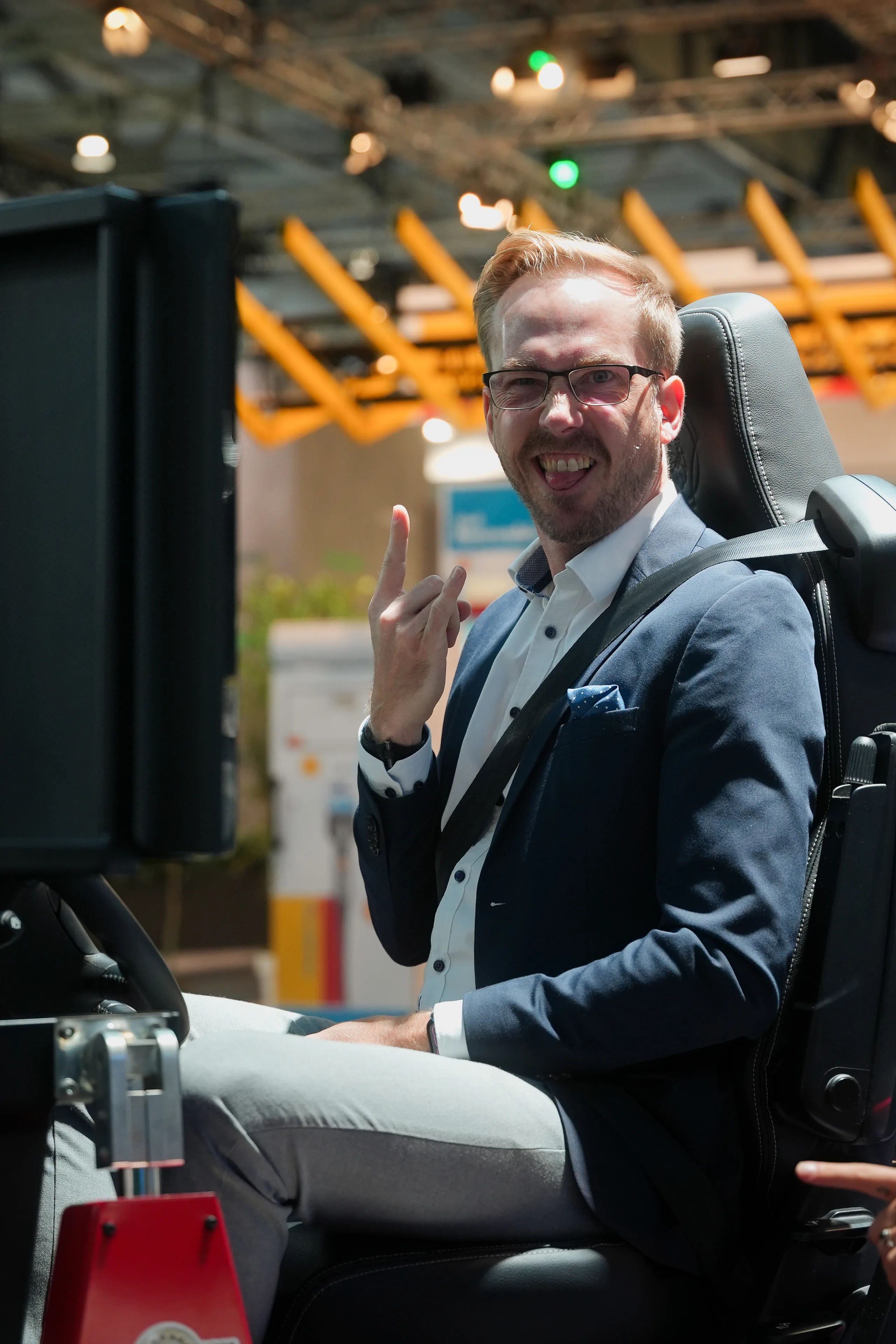 Moderator Felix Uhlig im Fahrersitz eines Lkw am Scania-Stand der IAA Transportation in Hannover