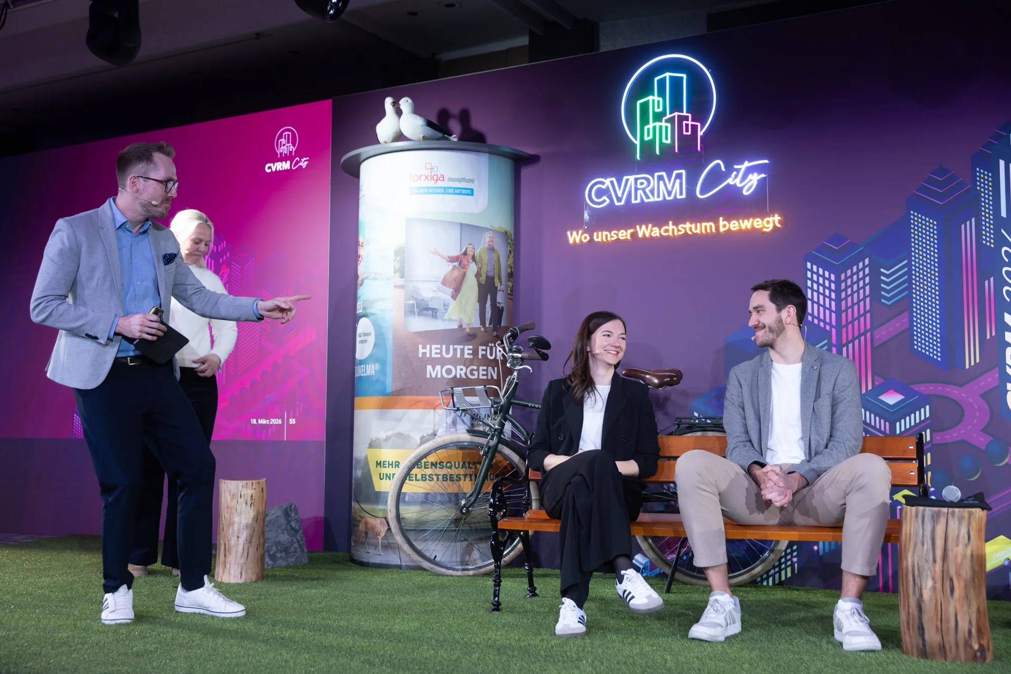 Bühnengespräch im Bühnenbild CVRM City bei der AstraZeneca CVRM Tagung 2026 in Berlin