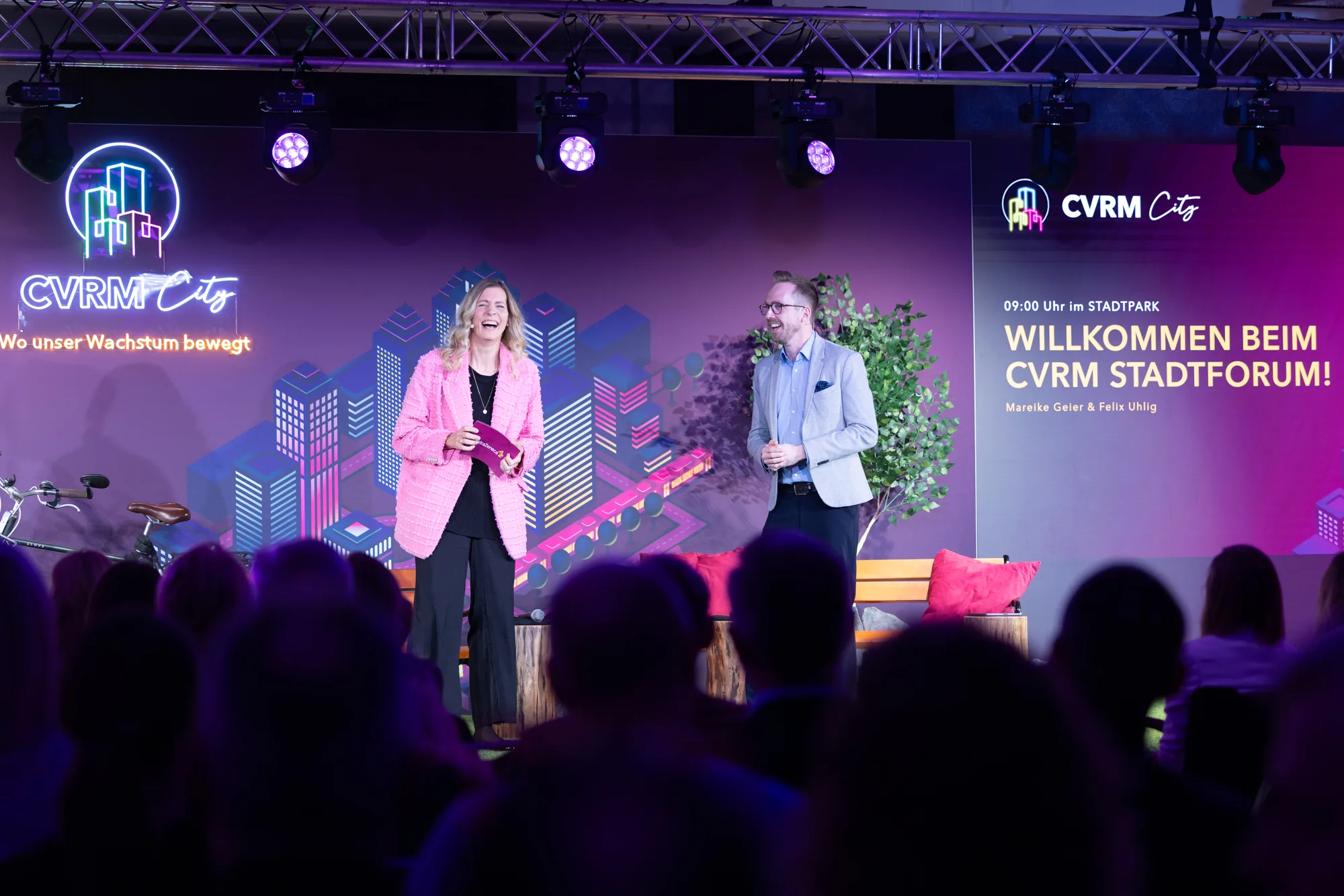 Eröffnung des CVRM Stadtforums bei der AstraZeneca CVRM Tagung 2026 in Berlin, Moderator Felix Uhlig auf der Bühne